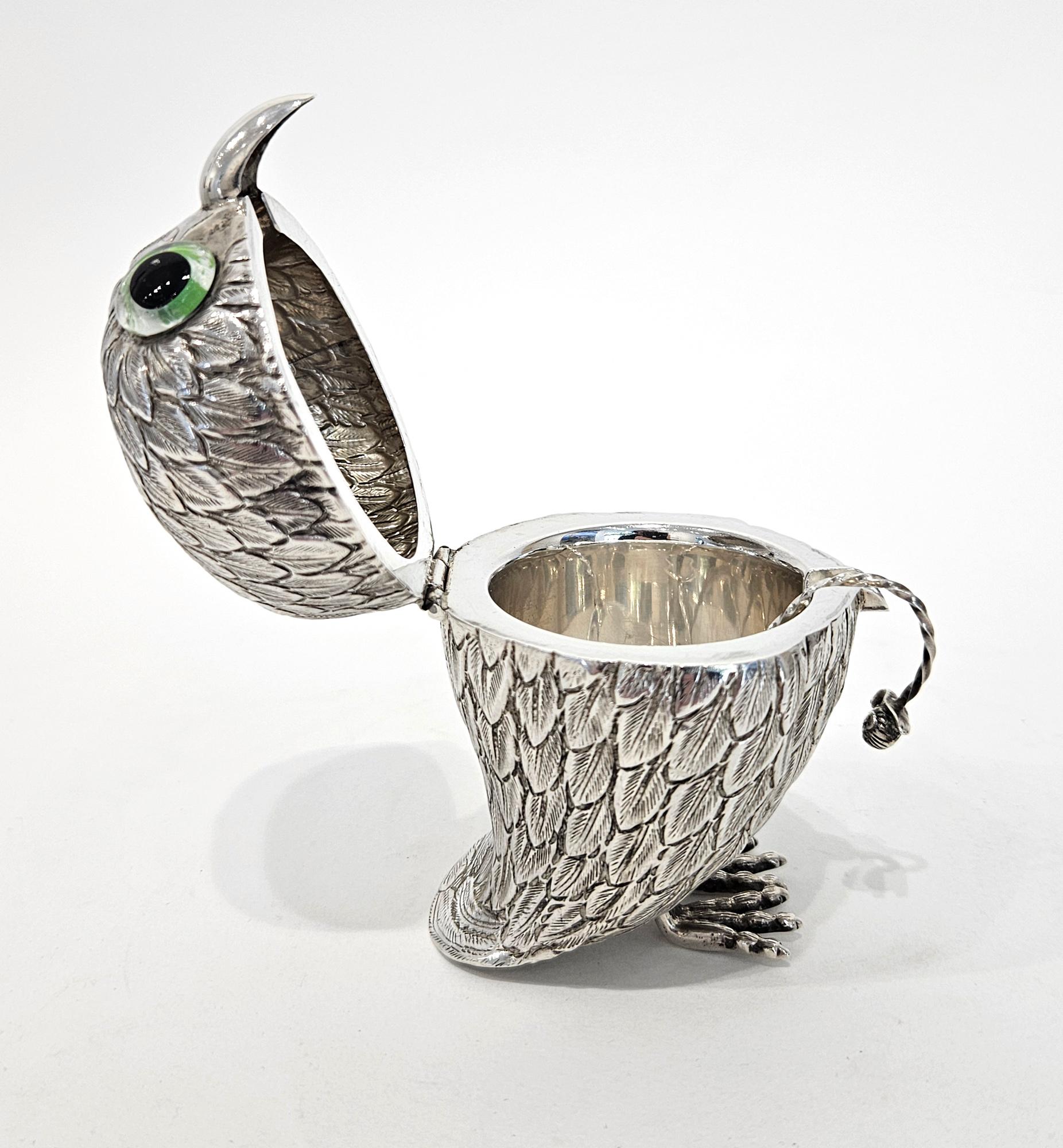 Un ravissant moutardier en argent massif du milieu du siècle en forme de hibou, fabriqué en Espagne vers 1930.

Le hibou est magnifiquement modelé et en très bon état, avec la charnière en bon état de fonctionnement et le couvercle se fermant