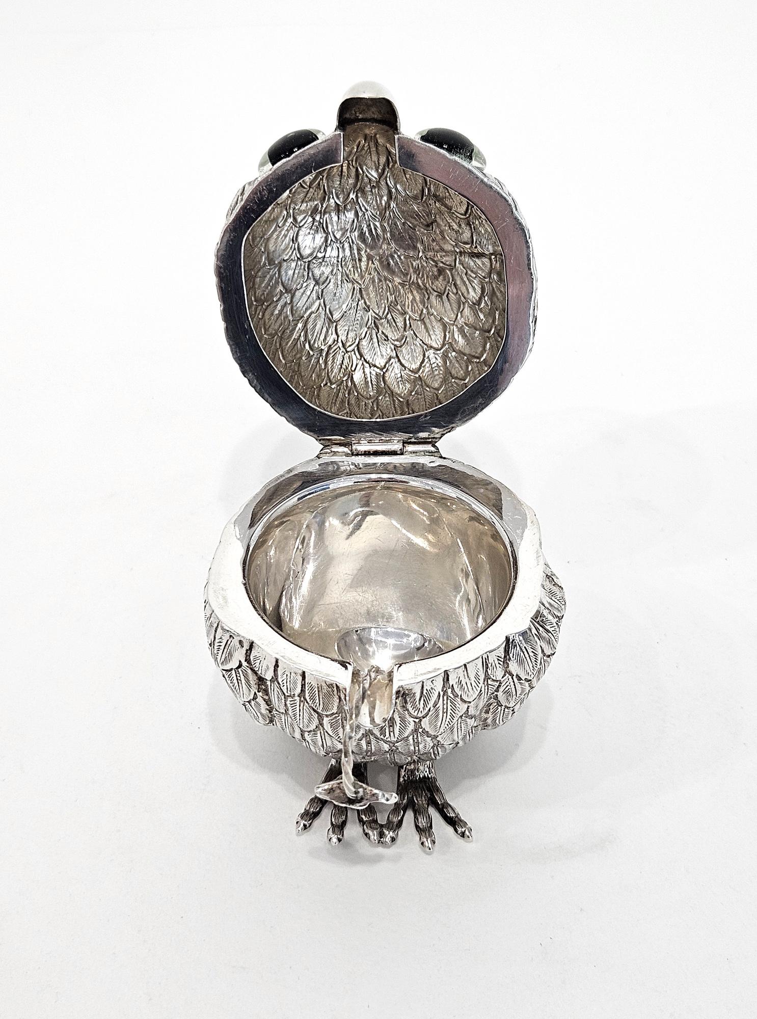 Mid-Century Modern Pot à moutarde en argent avec inhabituelle cuillère de service à œils verts et escargots, vers 1930 en vente