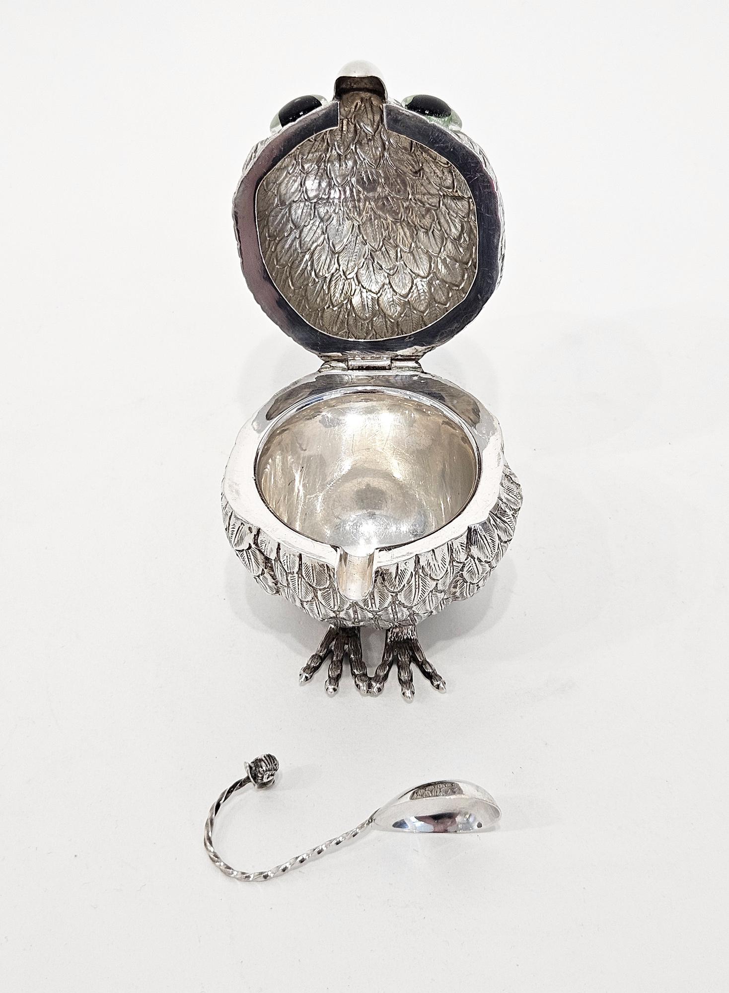 Espagnol Pot à moutarde en argent avec inhabituelle cuillère de service à œils verts et escargots, vers 1930 en vente