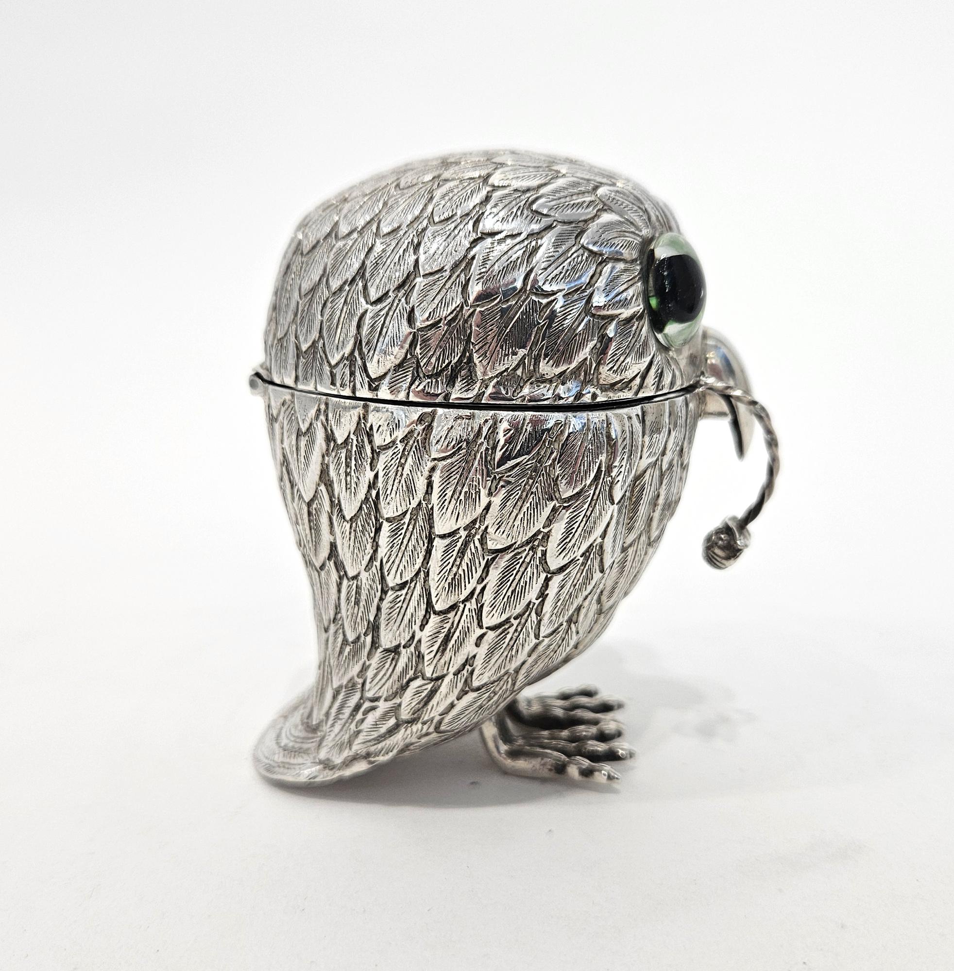 20ième siècle Pot à moutarde en argent avec inhabituelle cuillère de service à œils verts et escargots, vers 1930 en vente