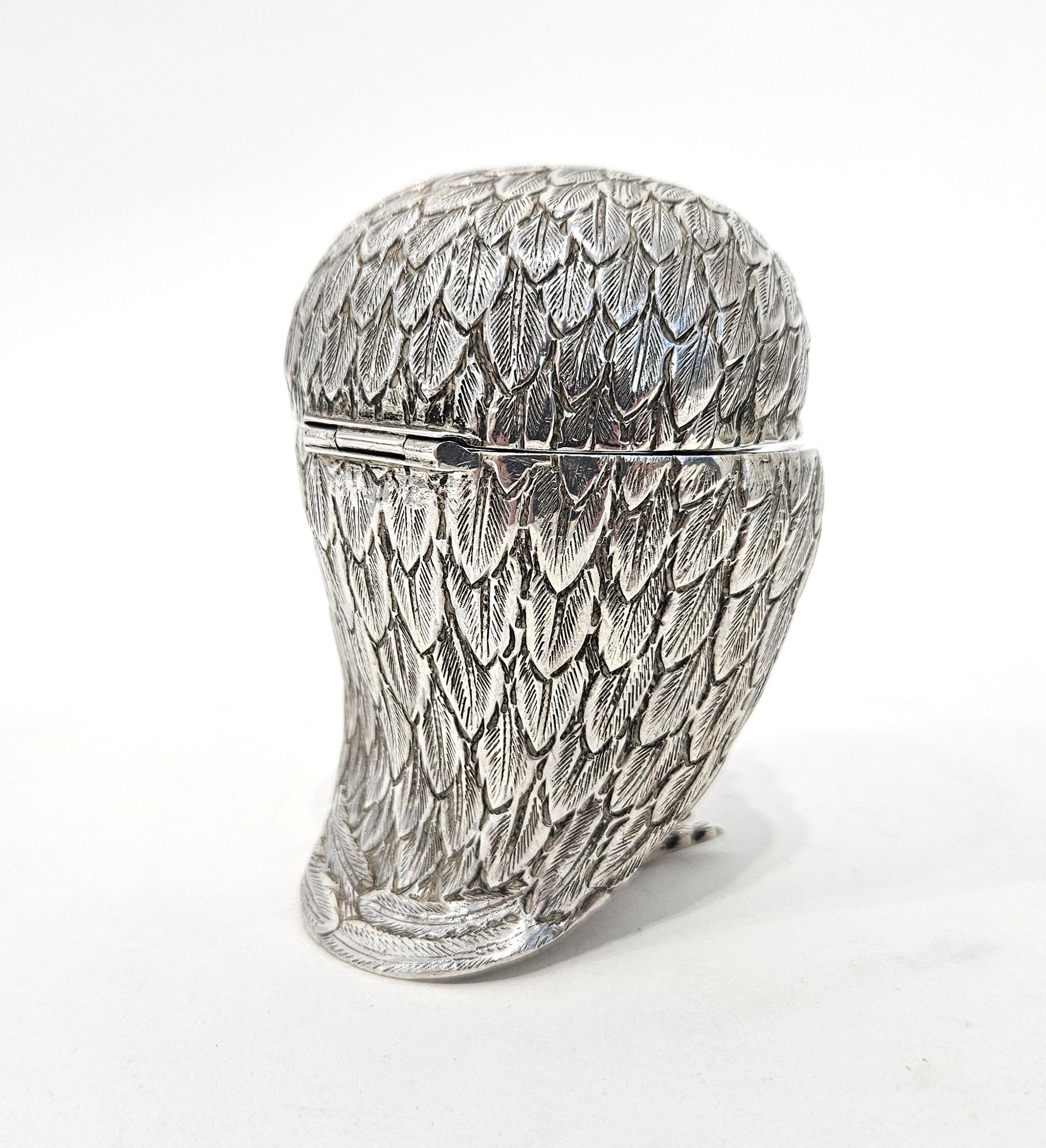 Argent Pot à moutarde en argent avec inhabituelle cuillère de service à œils verts et escargots, vers 1930 en vente