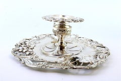 Paletta in argento con base intagliata e motivi floreali in rilievo