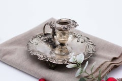 A Silver avec des motifs floraux découpés, des reliefs de coquillages et une poignée appliquée