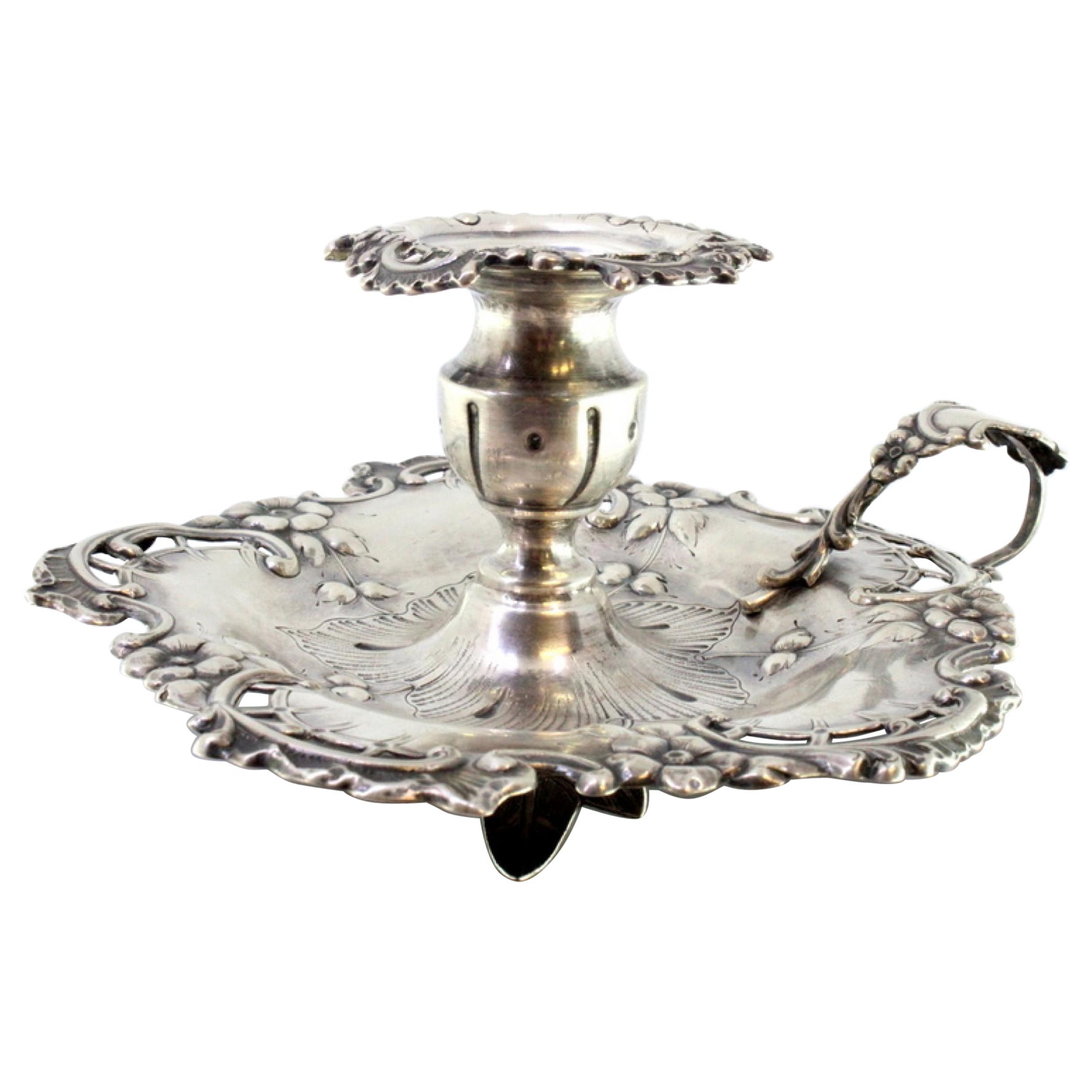 Silver paddle with floral motifs in relief and set on three flower-shaped feet