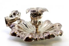 Silver paddle with fluted reliefs, handle with leaves and flame arrestor