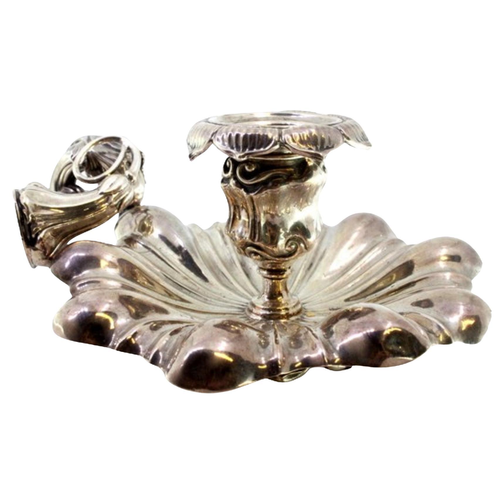 Silver paddle with fluted reliefs, handle with leaves and flame arrestor