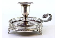 Paletta d'argento con griglia e bordi sul bordo