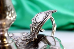 Silbernes Paddel mit erhabenen floralen Motiven und Monogrammkarte