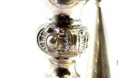 A Silver avec reliefs sur le bord et le manche, avec pare-flammes