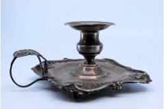 Paletta in argento con base liscia e bordo in rilievo