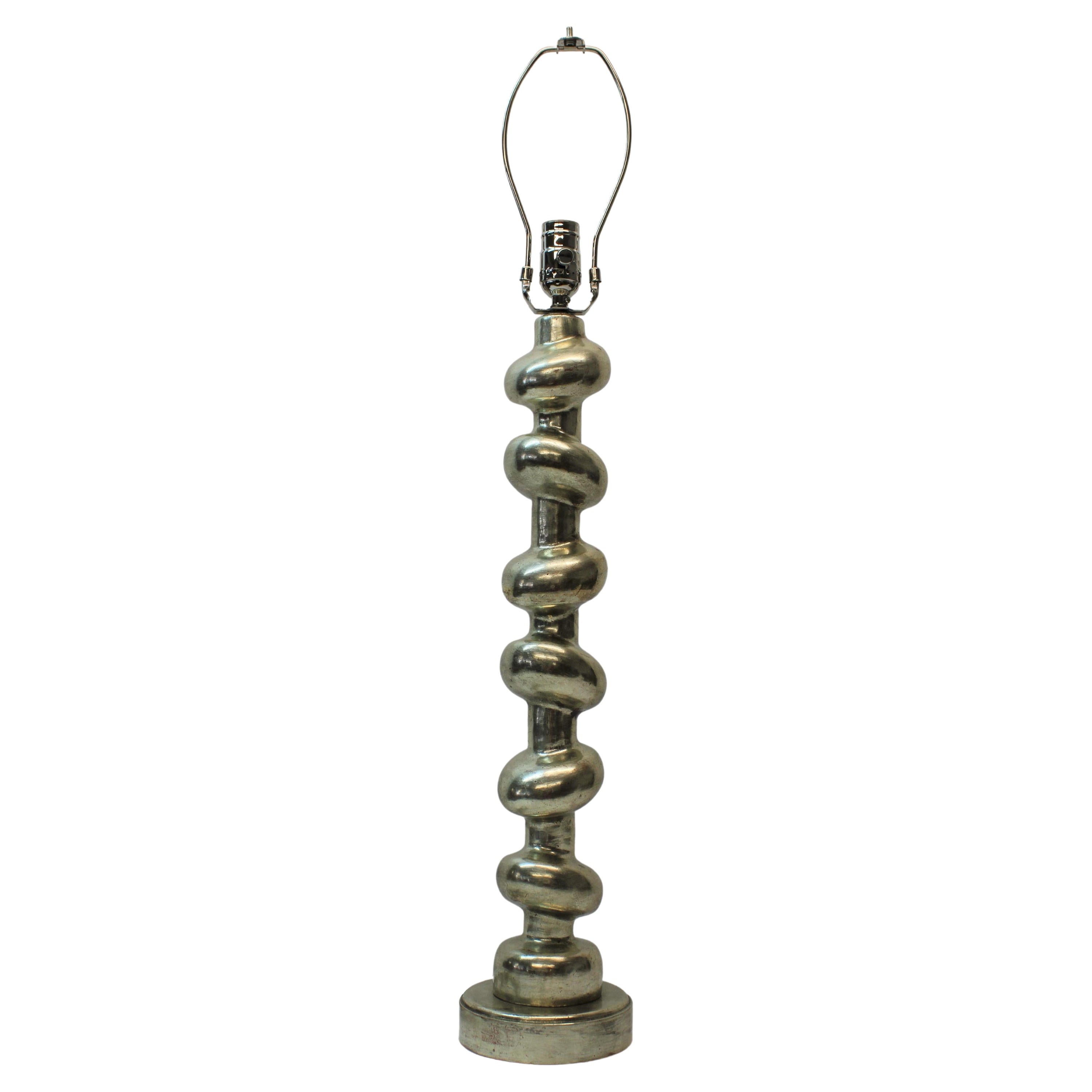 Lámpara de mesa de madera pintada de plata en venta