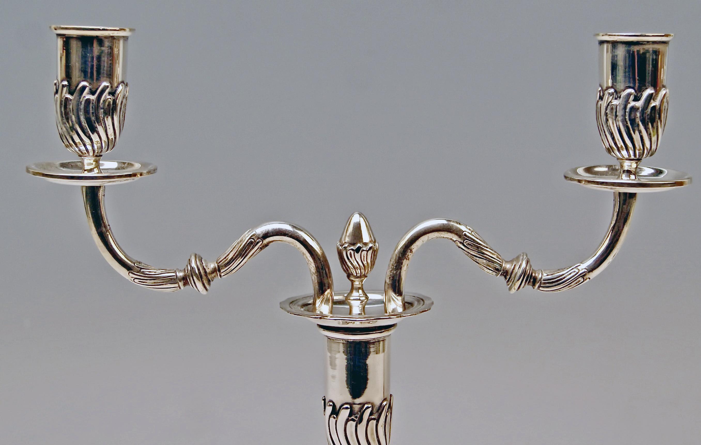 Pareja de candelabros de plata, posiblemente España, fabricados hacia 1880 Fines del siglo XIX en venta