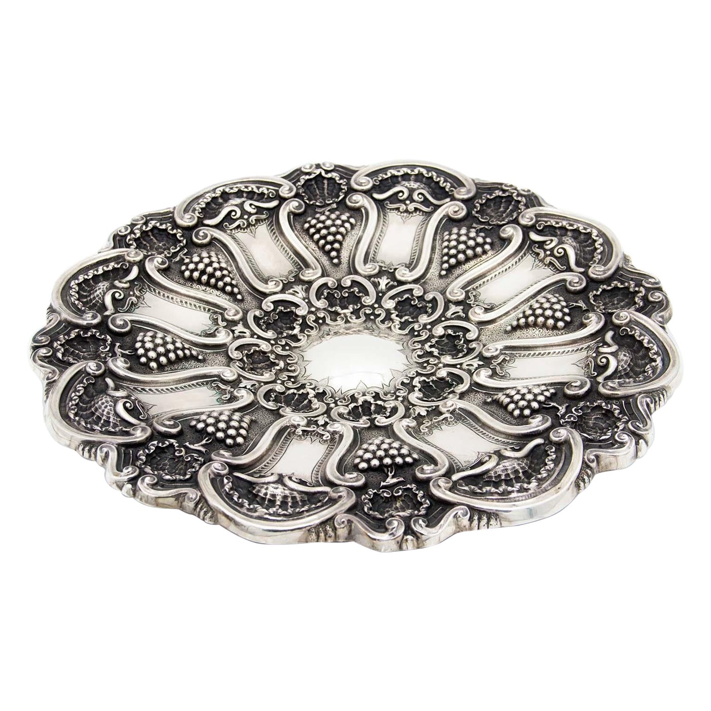 Silver parade salver with bunches of grapes and shells in relief For Sale