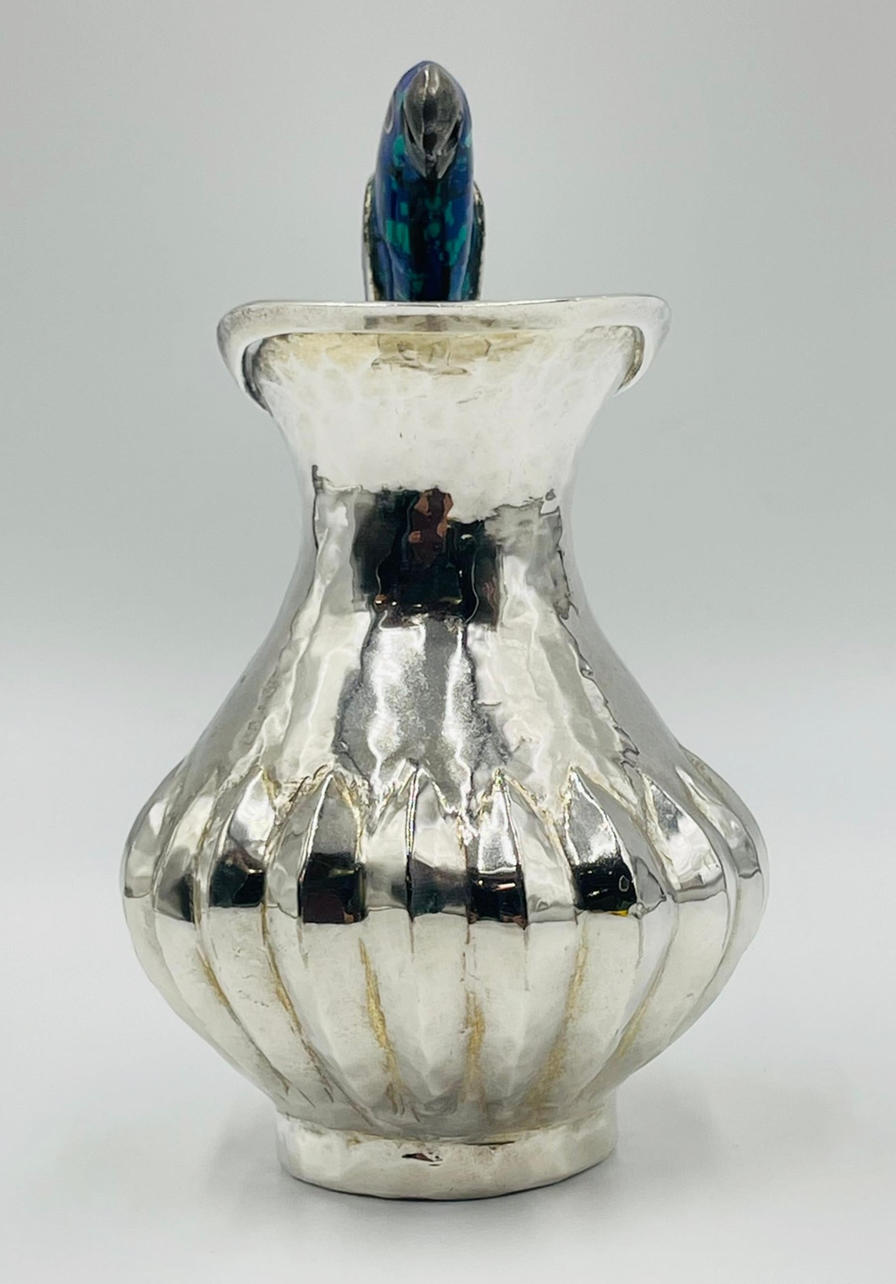 Brocca a forma di pappagallo in argento con intarsio di lapis e turchese, Los Fajardo, anni '60 in vendita 2