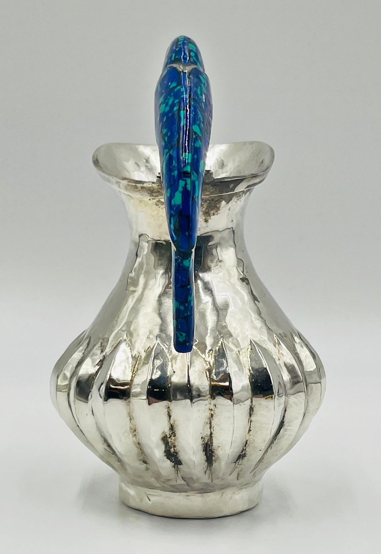 Moderno Brocca a forma di pappagallo in argento con intarsio di lapis e turchese, Los Fajardo, anni '60 in vendita