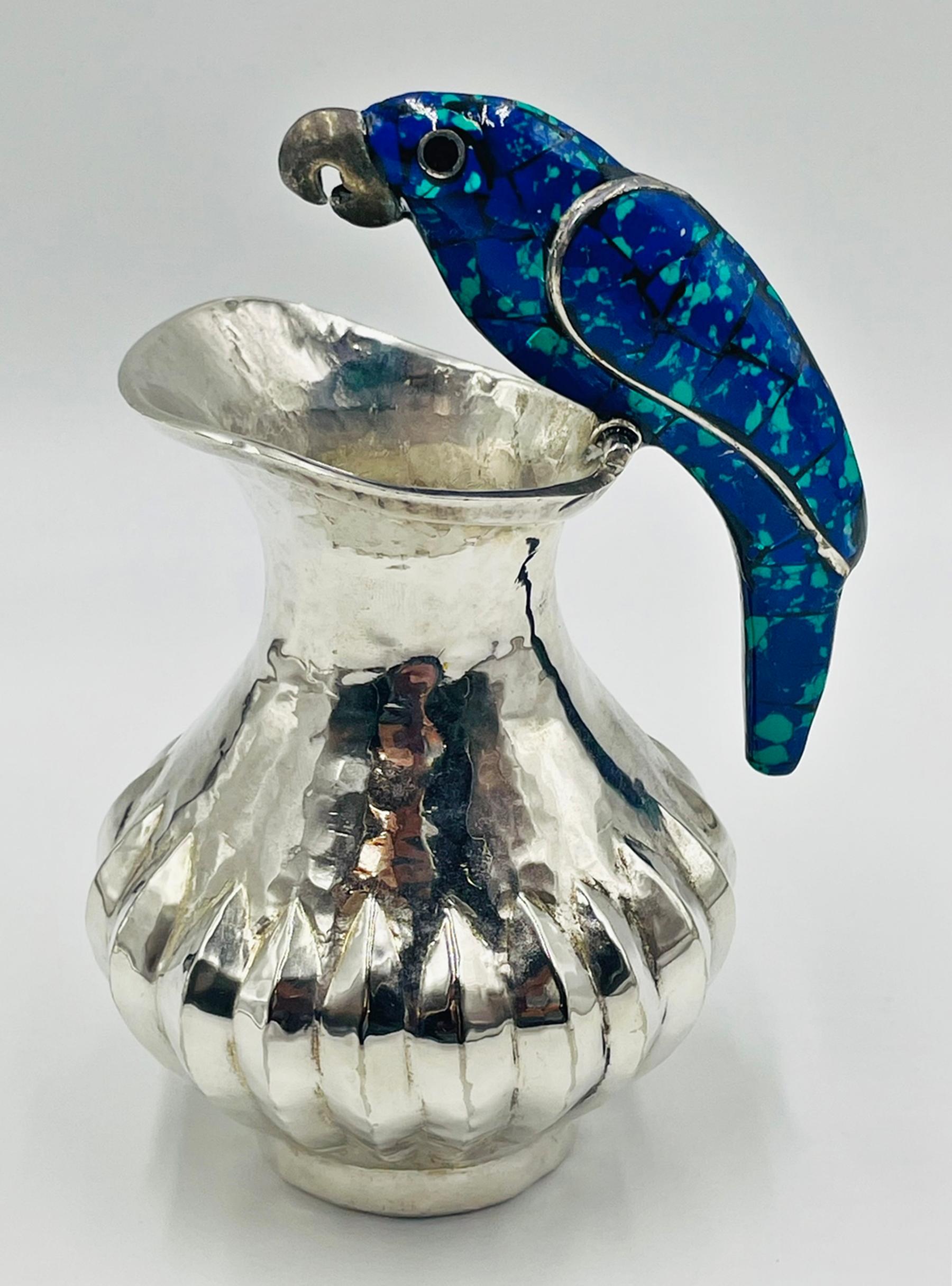 Metà XX secolo Brocca a forma di pappagallo in argento con intarsio di lapis e turchese, Los Fajardo, anni '60 in vendita