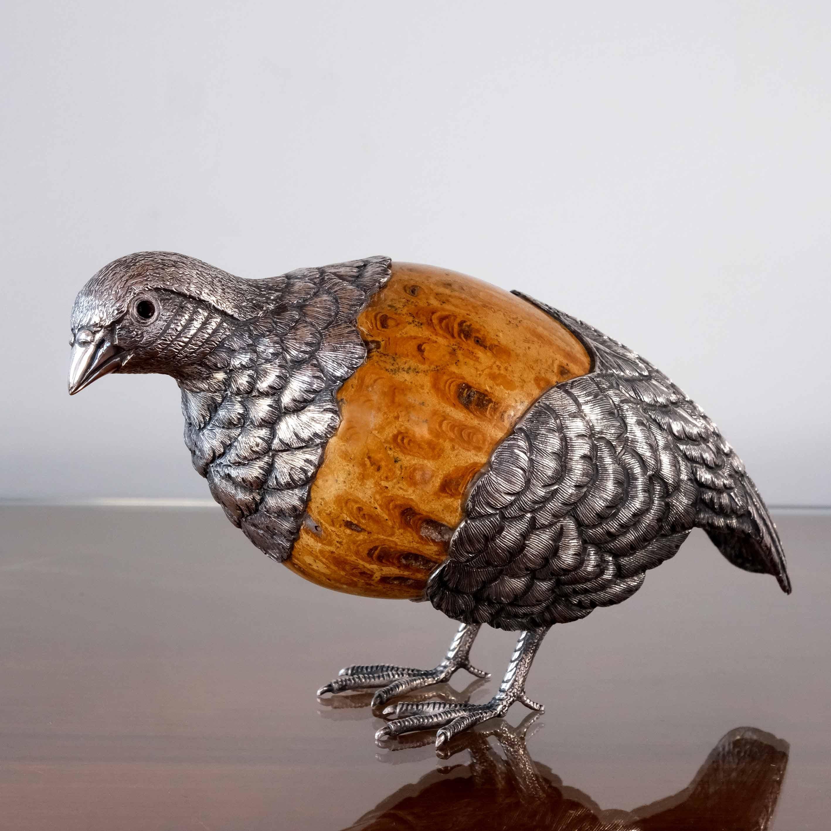 Esta Perdiz de Platero Alcino 1902 es una pieza artesanal de plata de ley (925/1000) con huevo de coral fósil.

Totalmente hechos a mano, martillados y cincelados por excelentes artesanos en nuestro taller de Oporto, Portugal.

Esta singular