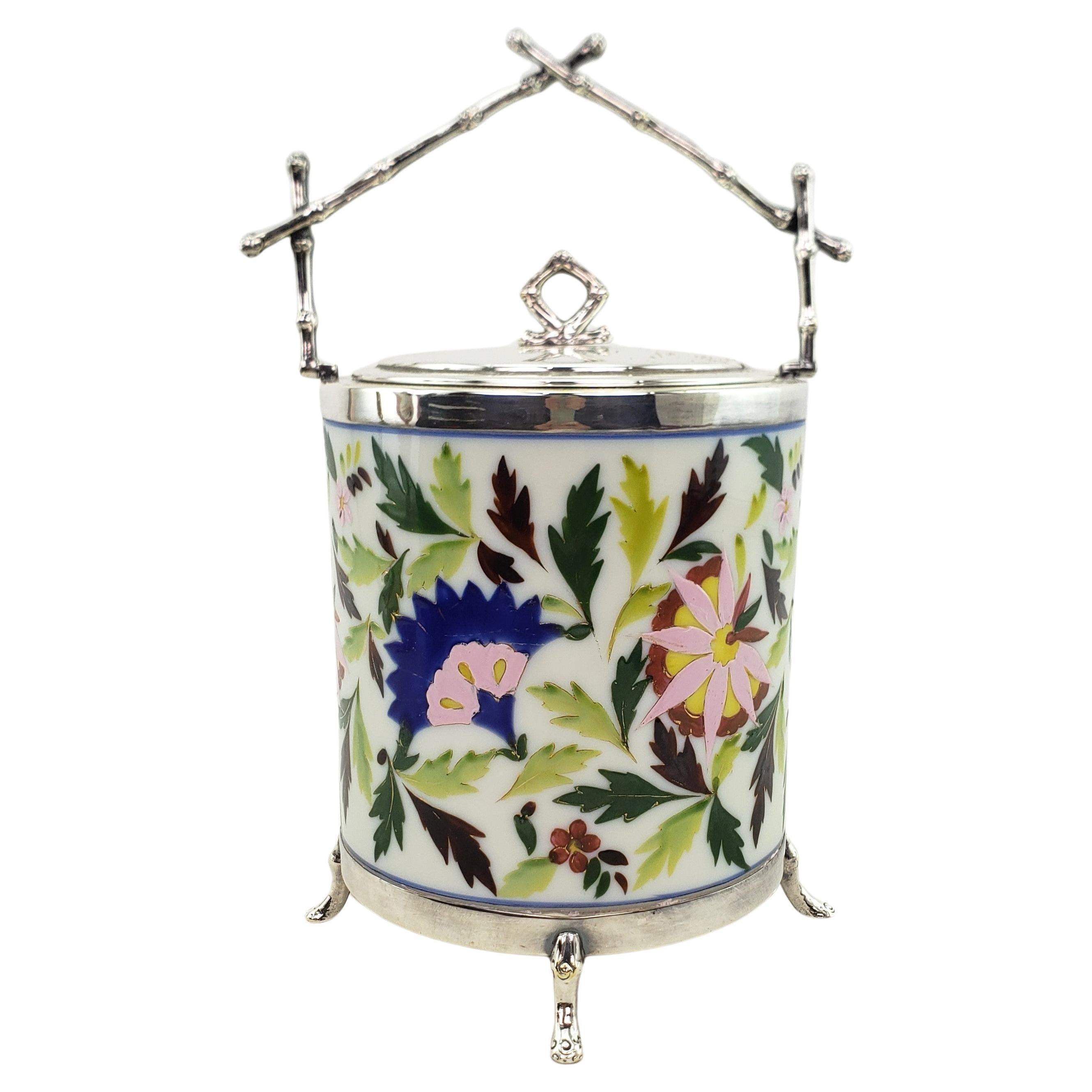 Barril de galletas de cerámica y baño de plata con decoración floral y asa de ramita en venta