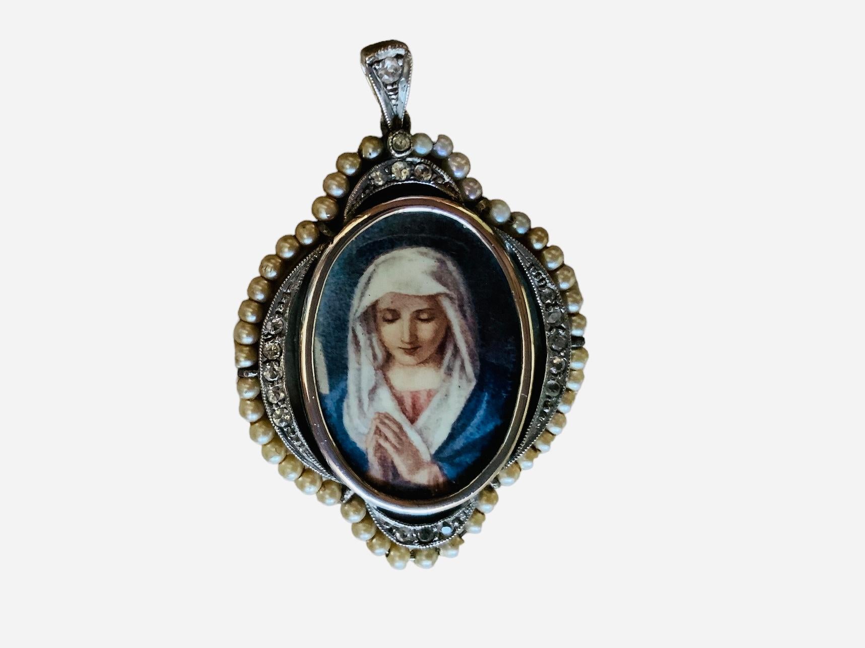 Pendentif Vierge Marie peinte à la main en argent, perles et pierres transparentes en vente 1