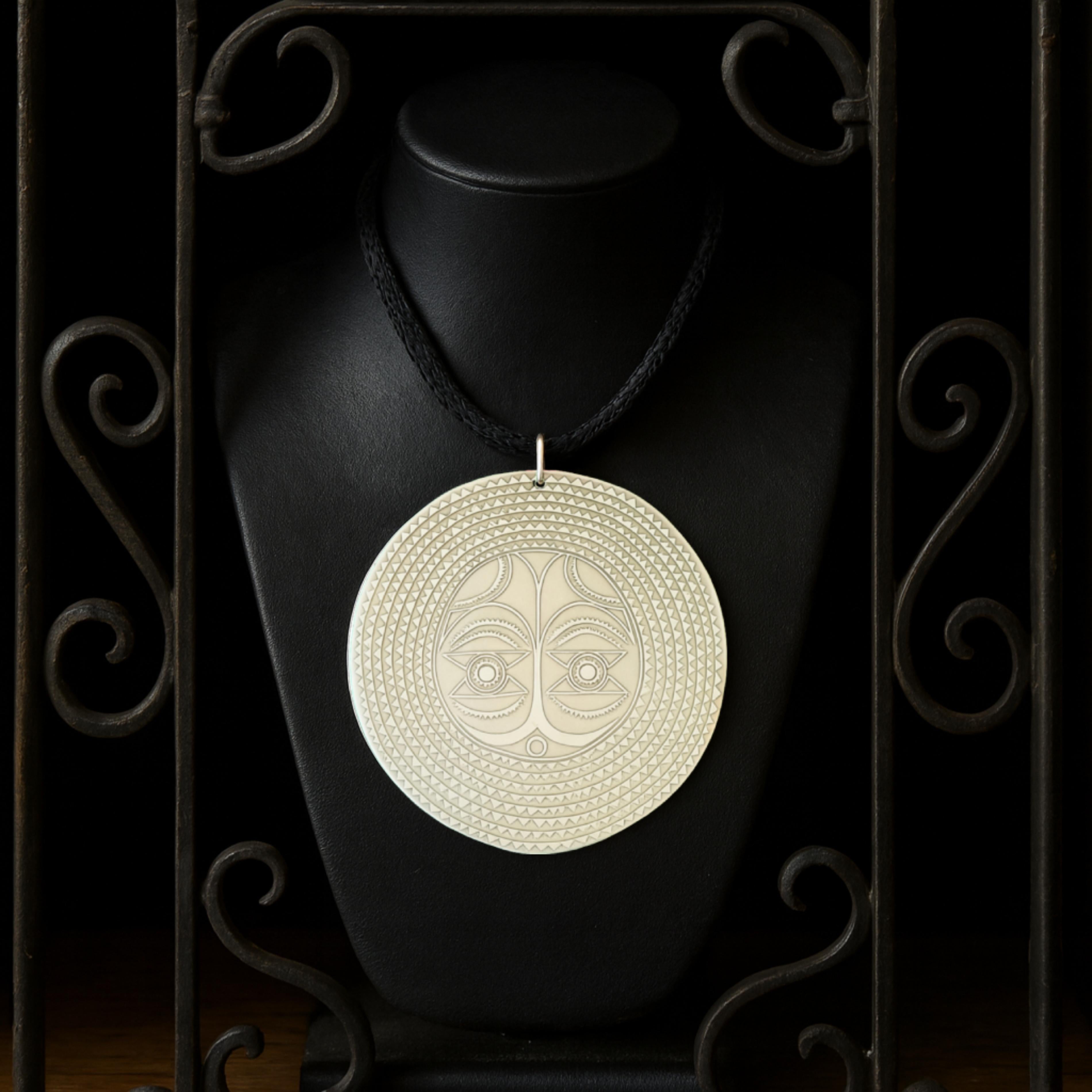 Entdecken Sie unseren exquisiten Staren-Anhänger  (92,5%), der als Hommage an eine traditionelle westafrikanische Maske hergestellt wurde. 

Dieses von einem renommierten Silber- und Goldschmied gefertigte Stück trägt die Silberpunze und zeugt von