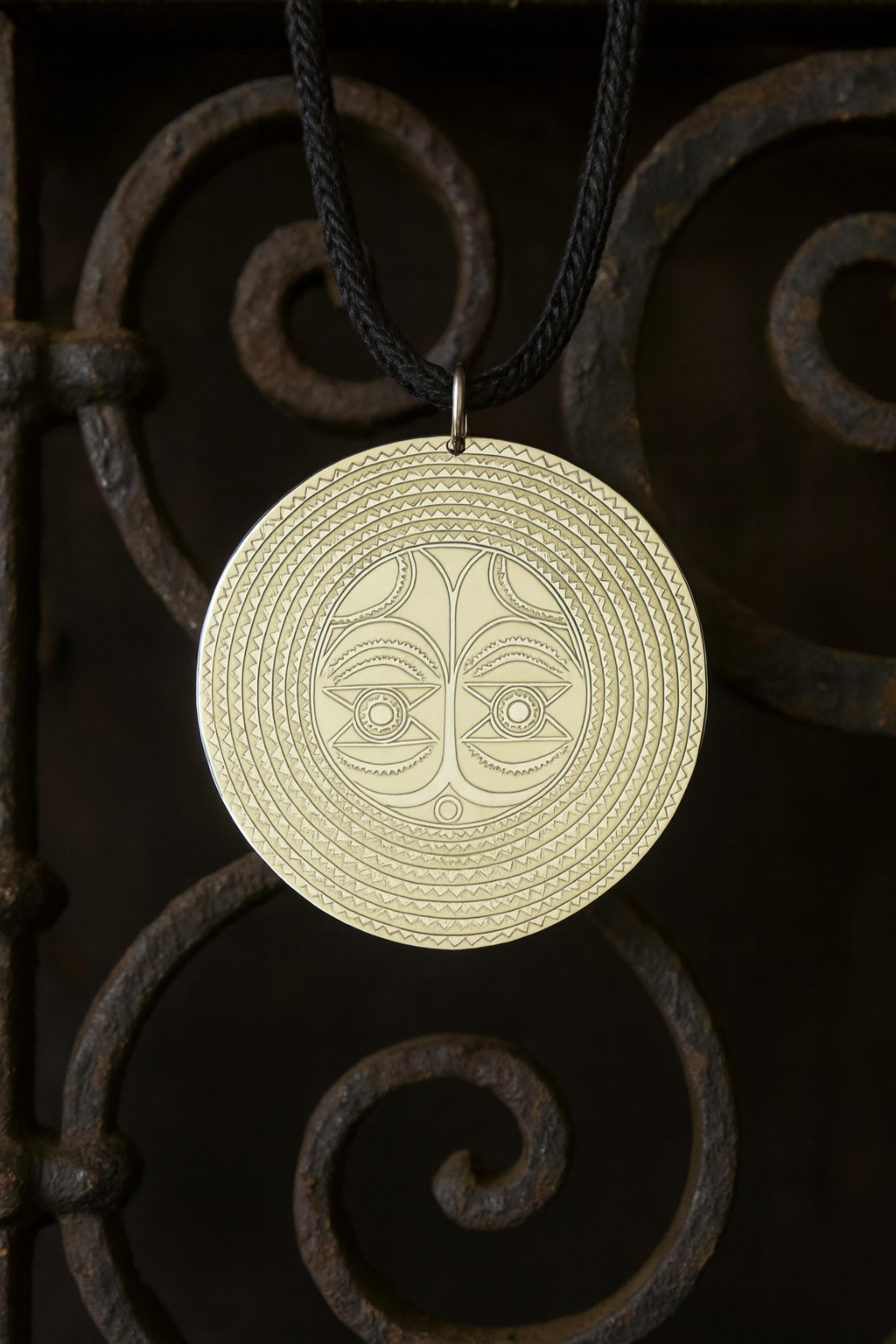 Silberanhänger, 92,5% Sterling, inspiriert von westafrikanischen Masken (21. Jahrhundert und zeitgenössisch) im Angebot