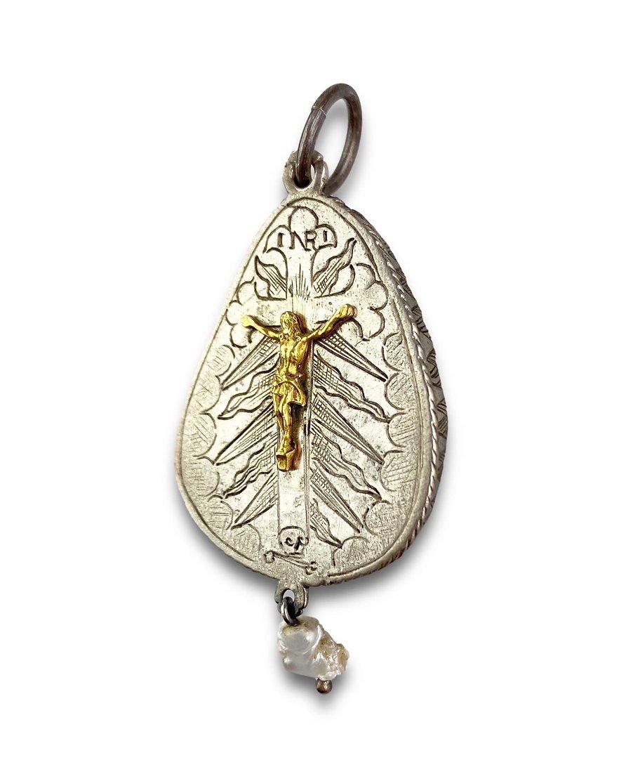 Silver Pendant with Mother-of-Pearl Cameo of the Virgin and Child In Good Condition For Sale In London, GB