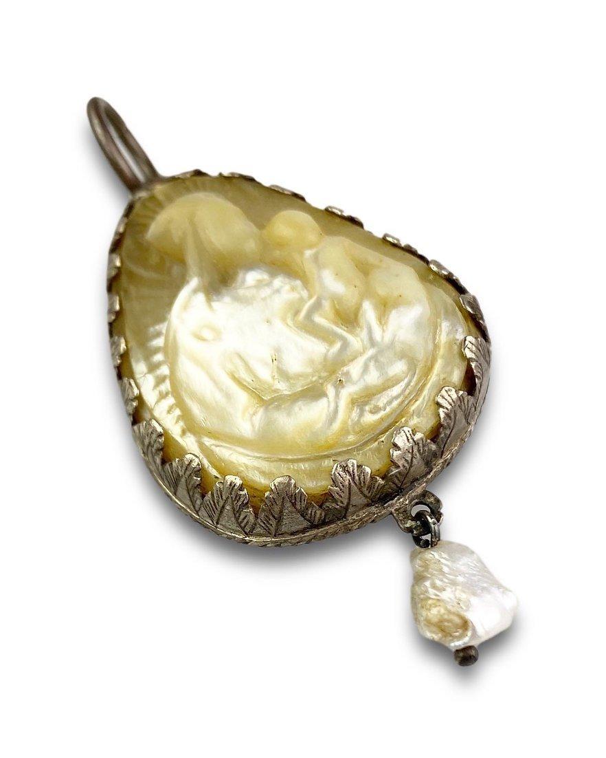 Silver Pendant with Mother-of-Pearl Cameo of the Virgin and Child For Sale 1
