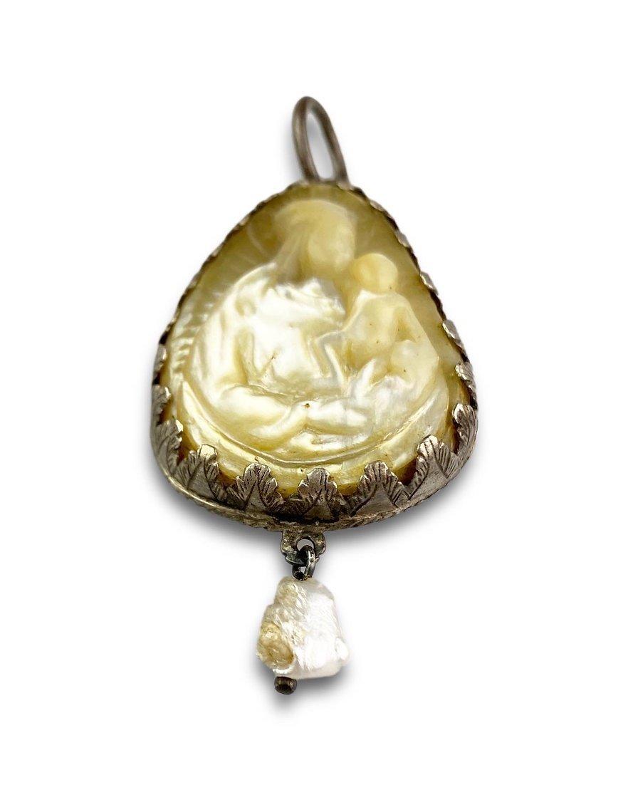 Silver Pendant with Mother-of-Pearl Cameo of the Virgin and Child For Sale 2