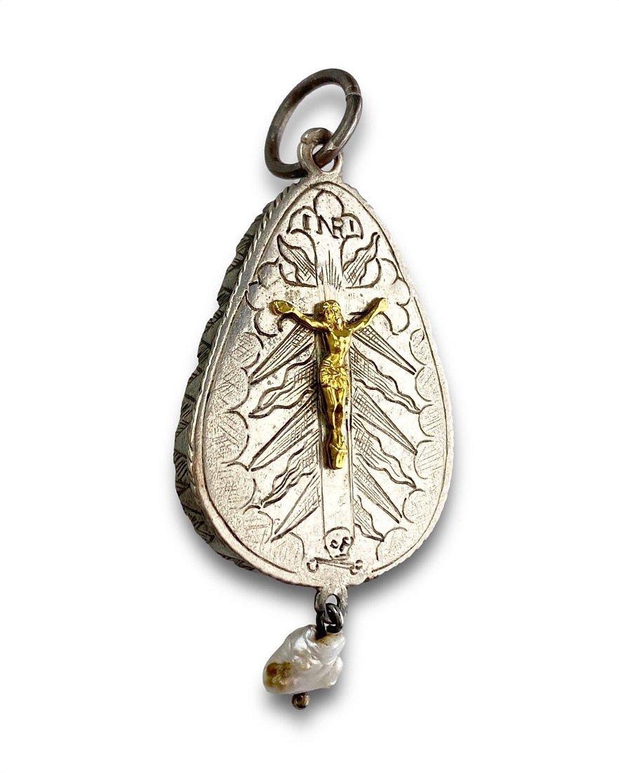 Silver Pendant with Mother-of-Pearl Cameo of the Virgin and Child For Sale 3