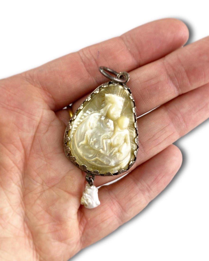 Silver Pendant with Mother-of-Pearl Cameo of the Virgin and Child For Sale 4