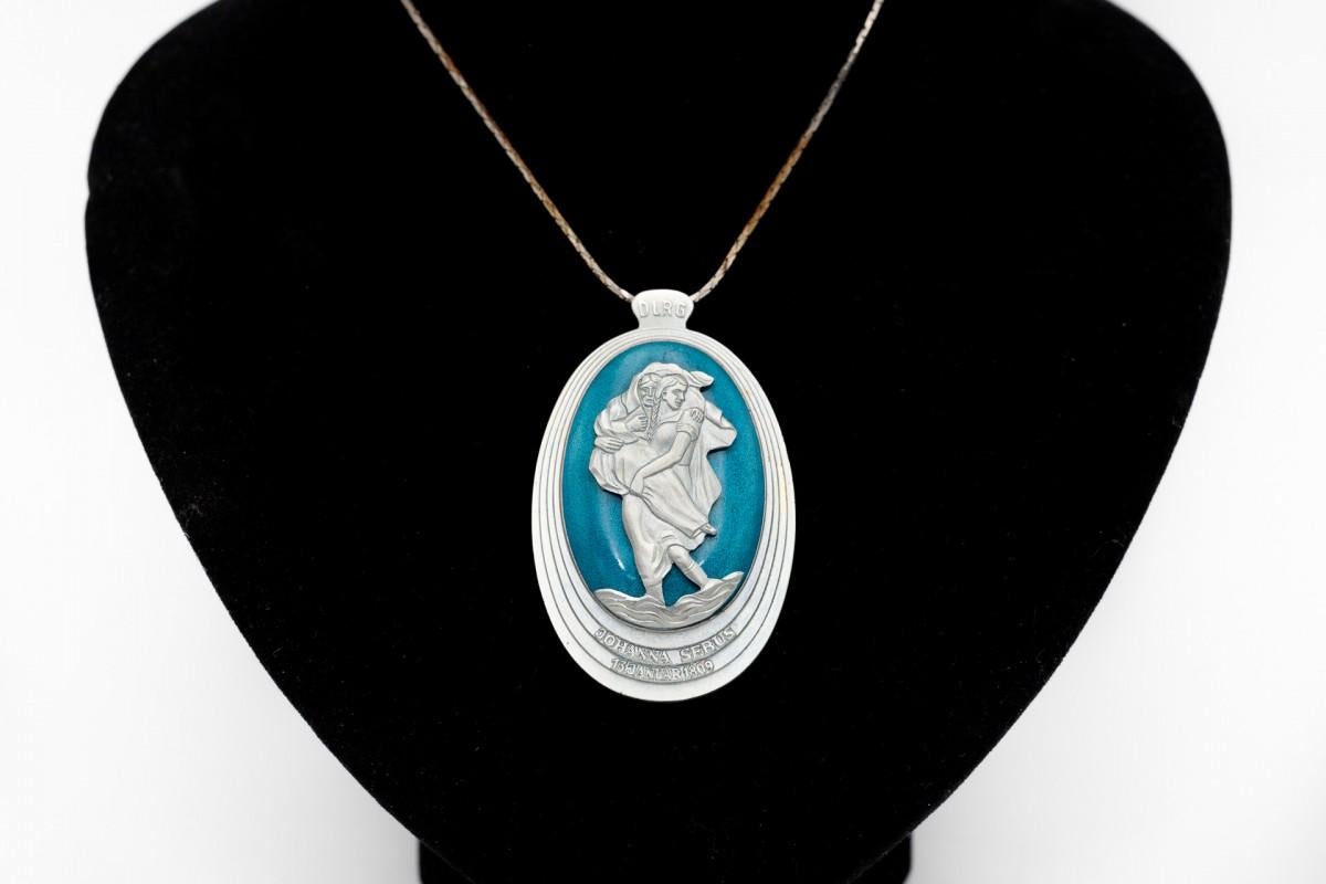 Silver pendant with patron saint Johanna Sebus For Sale 1