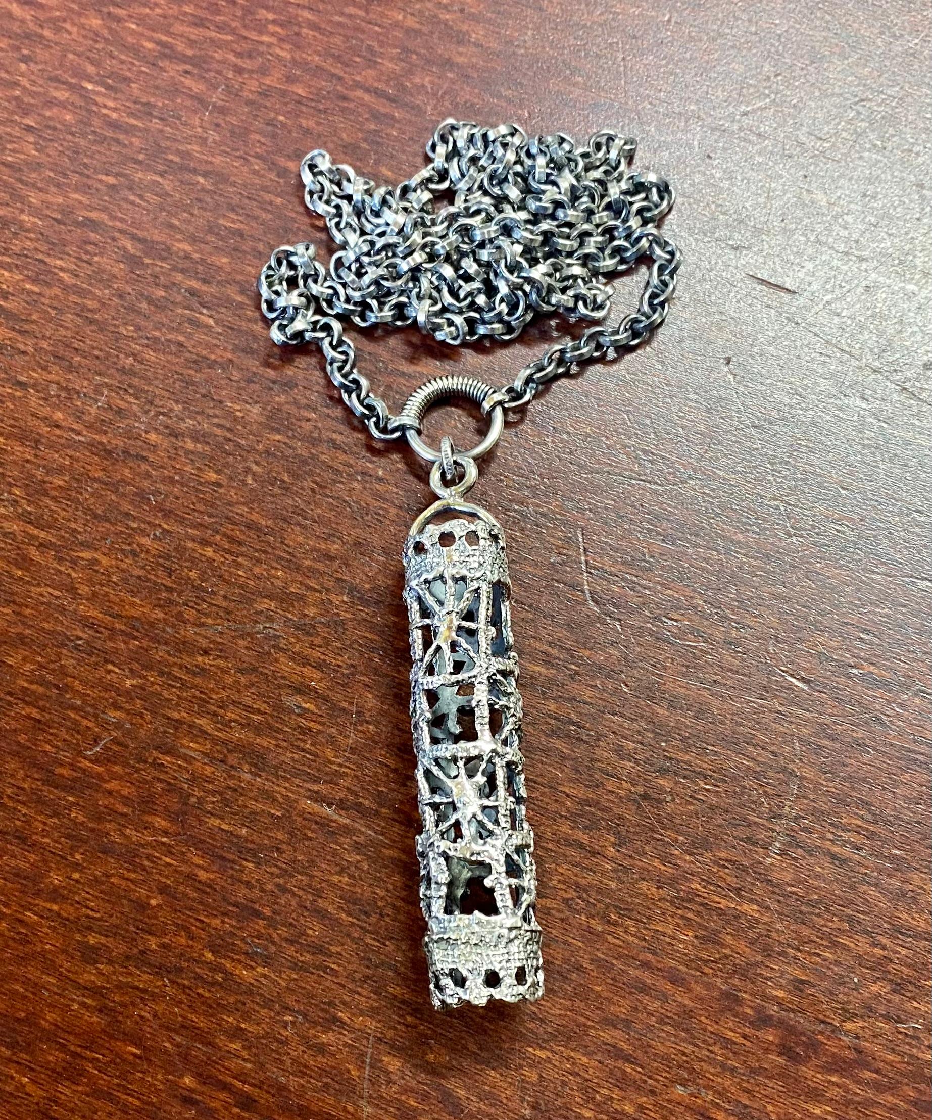 Silver Pentti Sarpaneva 1973 Necklace Goldsmith's old warehouse. Unused

See the pictures.
Been in a box in the back room of the Kultasepä store since 1968
So 55 years.
A rare unused piece of jewelry.

Chain length 60cm
Pendant length 5cm
With loops