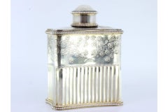 Frasco de perfume de plata con estrías, frisos nacarados y motivos florales grabados