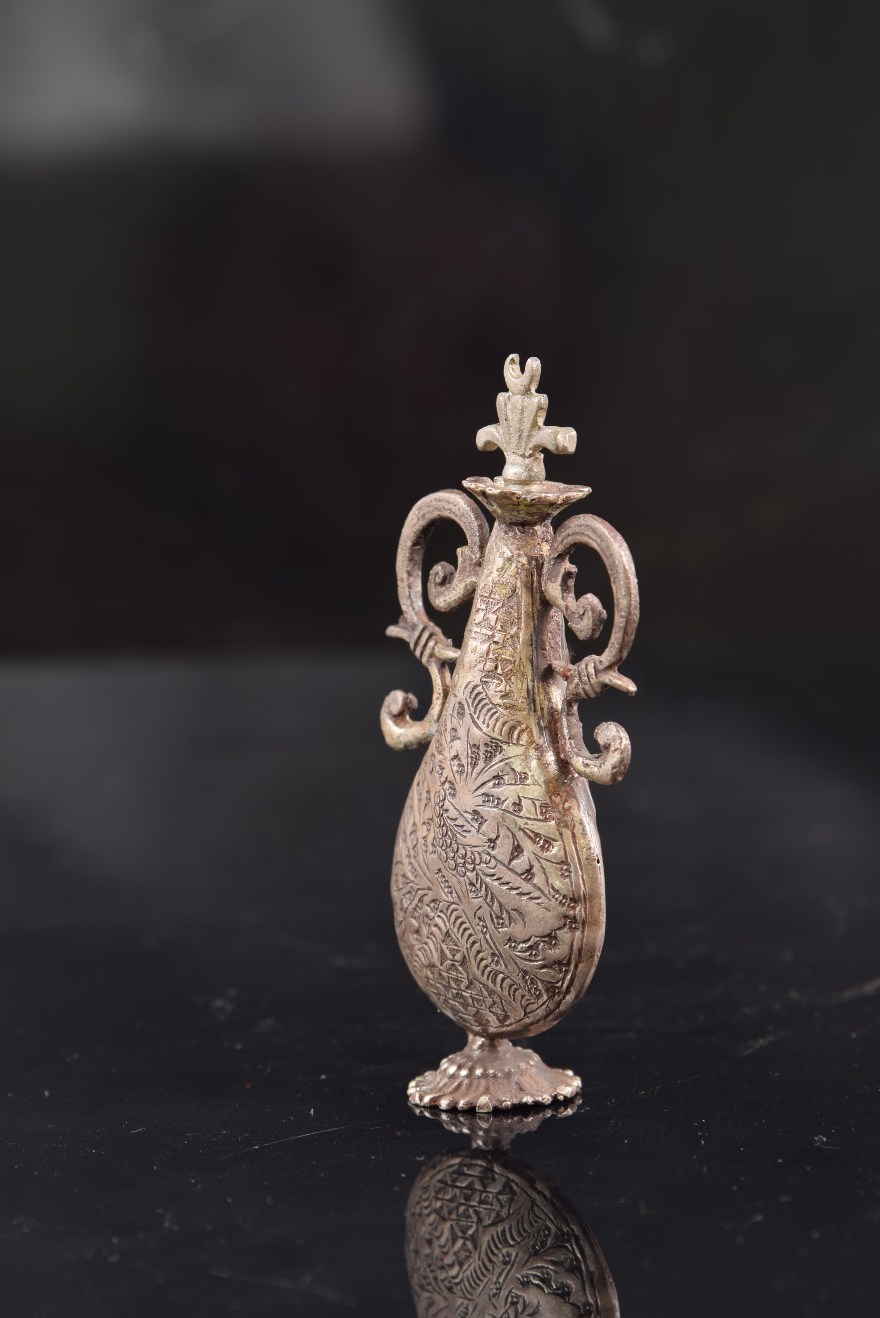 Silberne Parfümdose aus Silber. 19. Jahrhundert.   im Zustand „Gut“ im Angebot in Madrid, ES