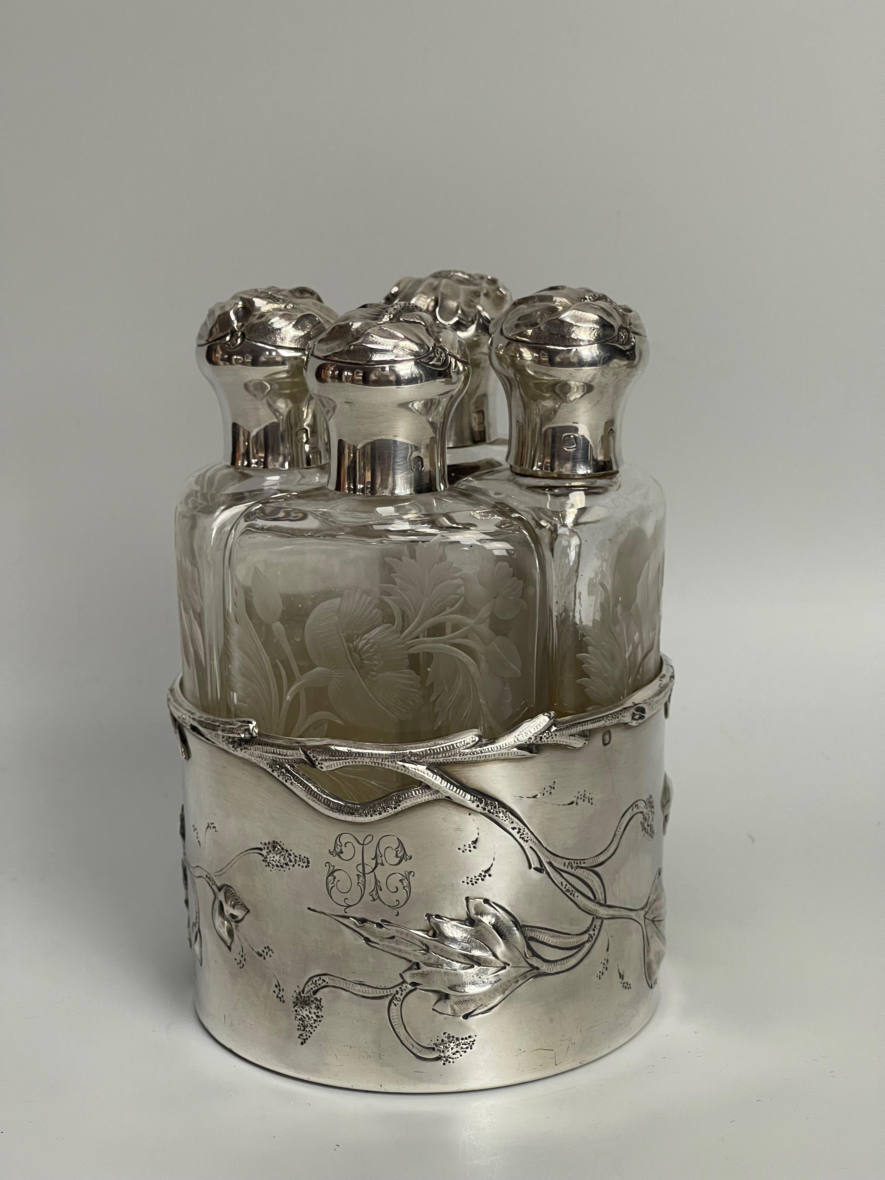 Parfümset bestehend aus 4 Flaschen mit floraler Radgravur. Rahmen und Korb aus massivem Silber mit Blumendekor und Monogramm 