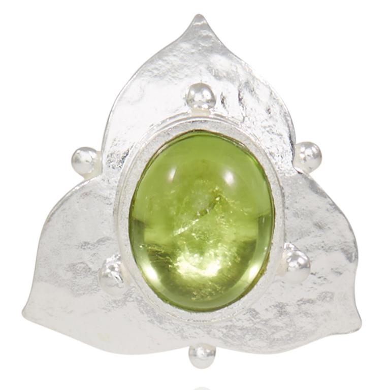 Ohrringe aus Sterlingsilber mit Peridot. Mit Pfosten- und Schmetterlingsanschluss.

Esther Eyre entwirft und fertigt seit über zwanzig Jahren kostbaren Schmuck. Sie wurde in Kingston und Middlesex ausgebildet und erwarb 1982 einen BA in