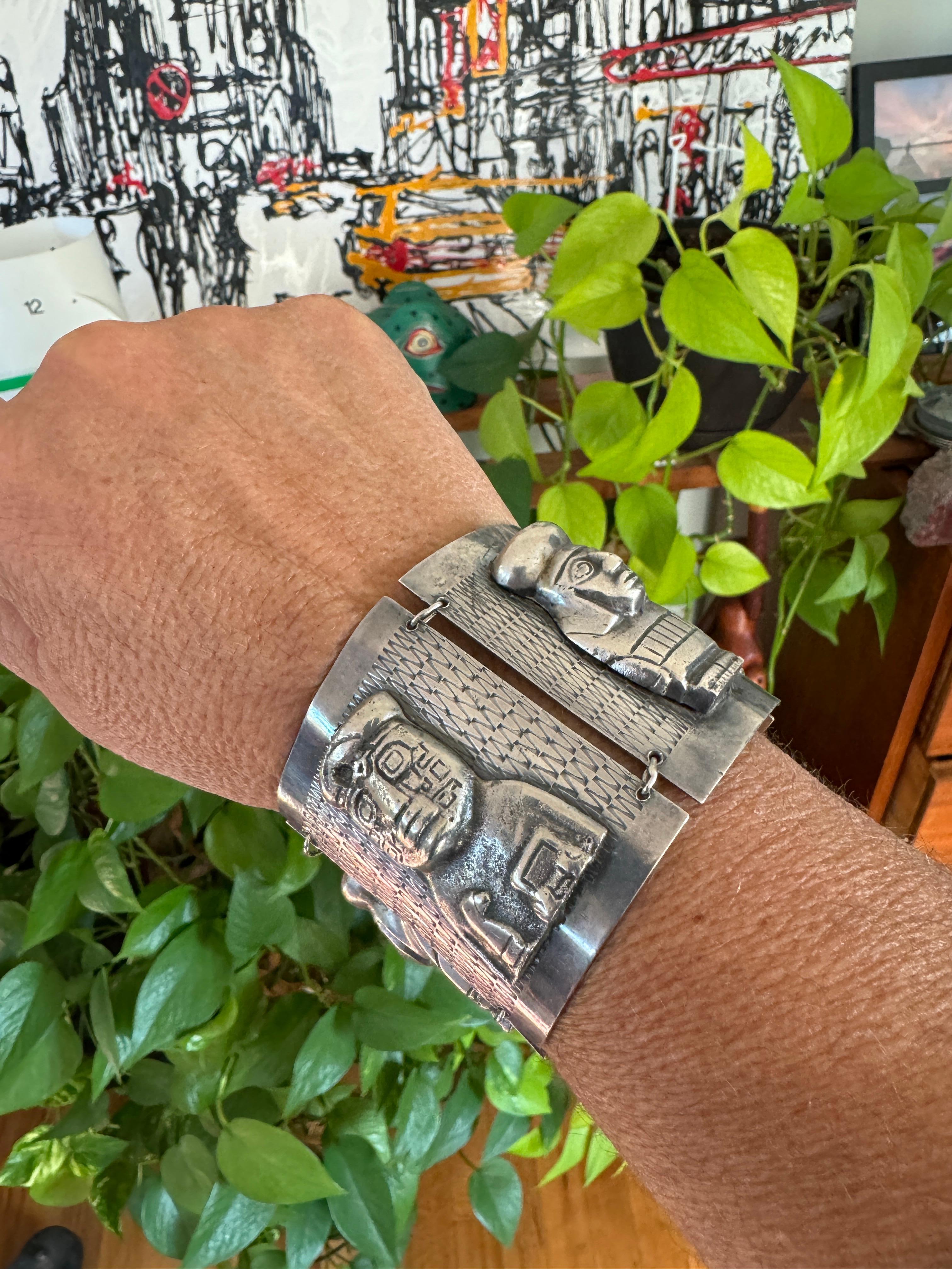 Uno splendido bracciale peruviano in argento 900 con pannelli, catena di sicurezza attaccata. Chiusura a scorrimento, bella e salda. Con pannello con persone e marchio di fabbrica sul retro 900.  Misura 7,25 pollici di lunghezza I pannelli misurano