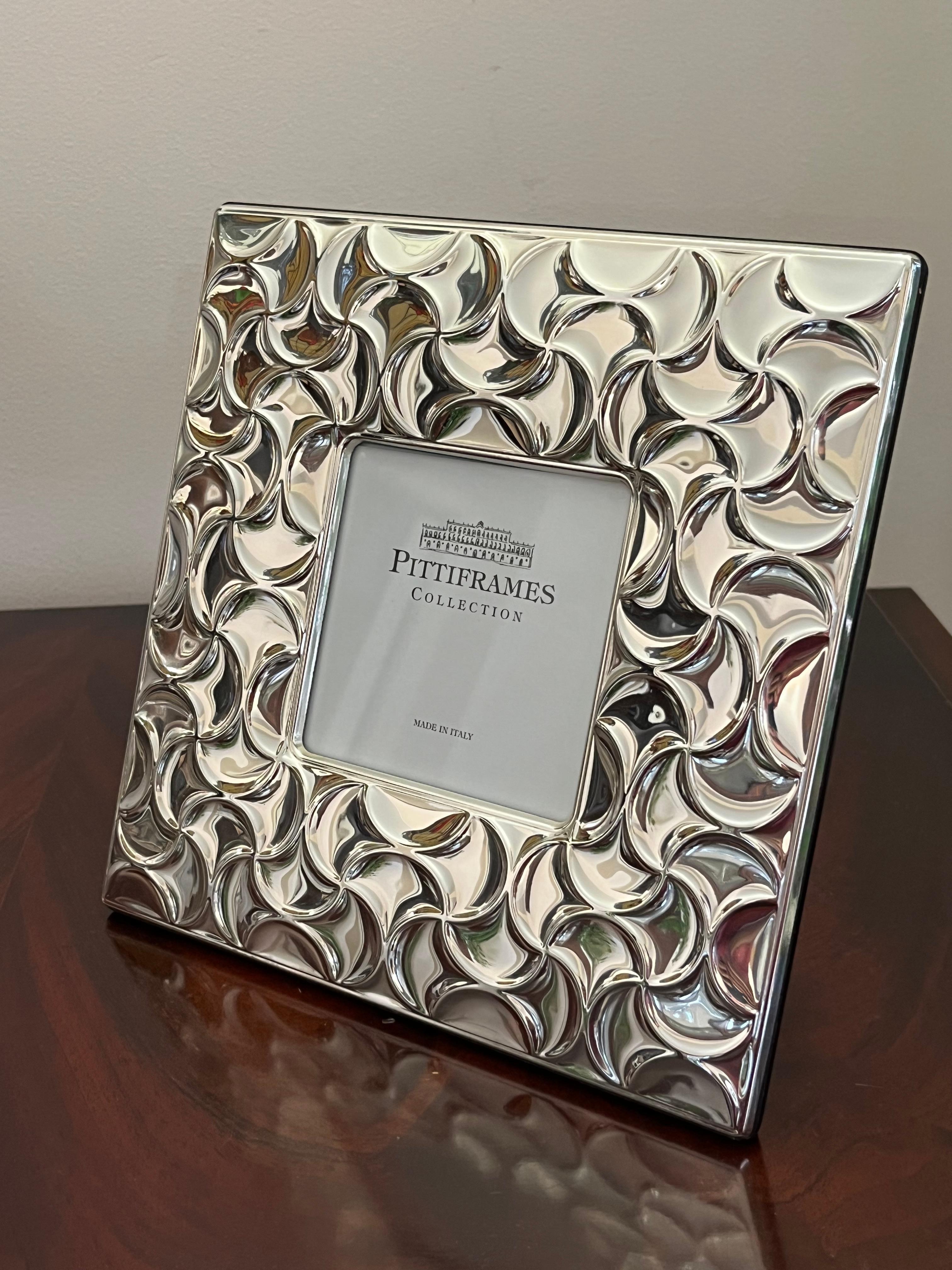 Silver photo frame, Italy, 1980s
It belonged to my grandparents and is in excellent condition. Small signs of the time. External measures 22 cm high by 22 cm wide. It can house a photograph measuring 9 cm by 9 cm.