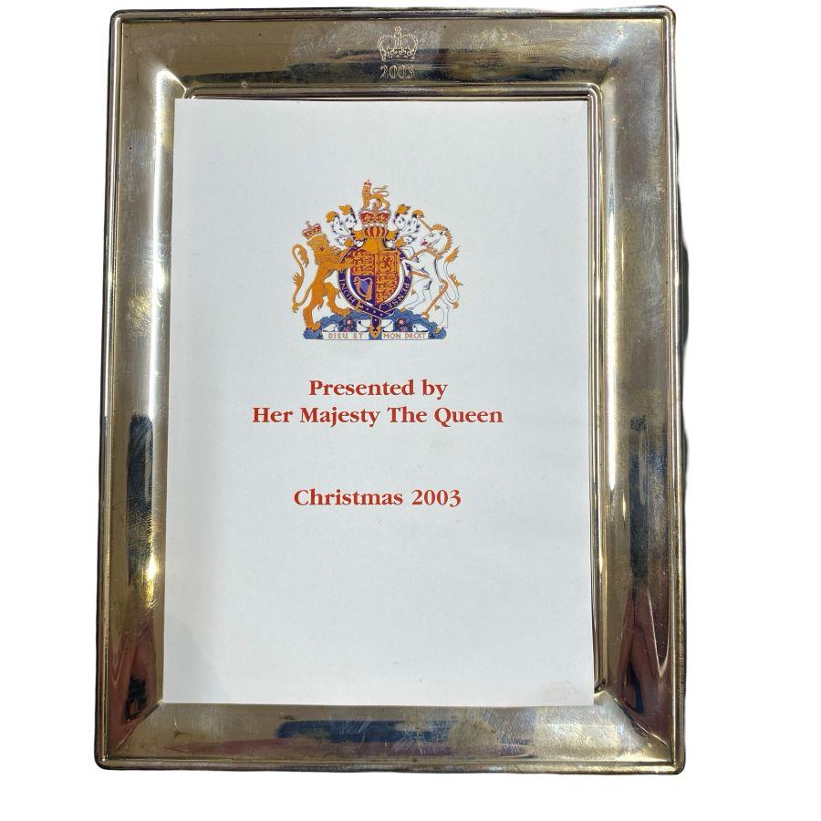  Portafoto in argento Queen Elizabeth II Household Staff Regalo di Natale
Una rara opportunità di acquistare un'eccellente presentazione natalizia del personale della Regina Elisabetta II. Ecco un portafoto d'argento datato 2003 in
