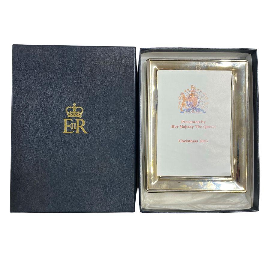 Portafoto in argento Queen Elizabeth II Household Staff Regalo di Natale in vendita 1