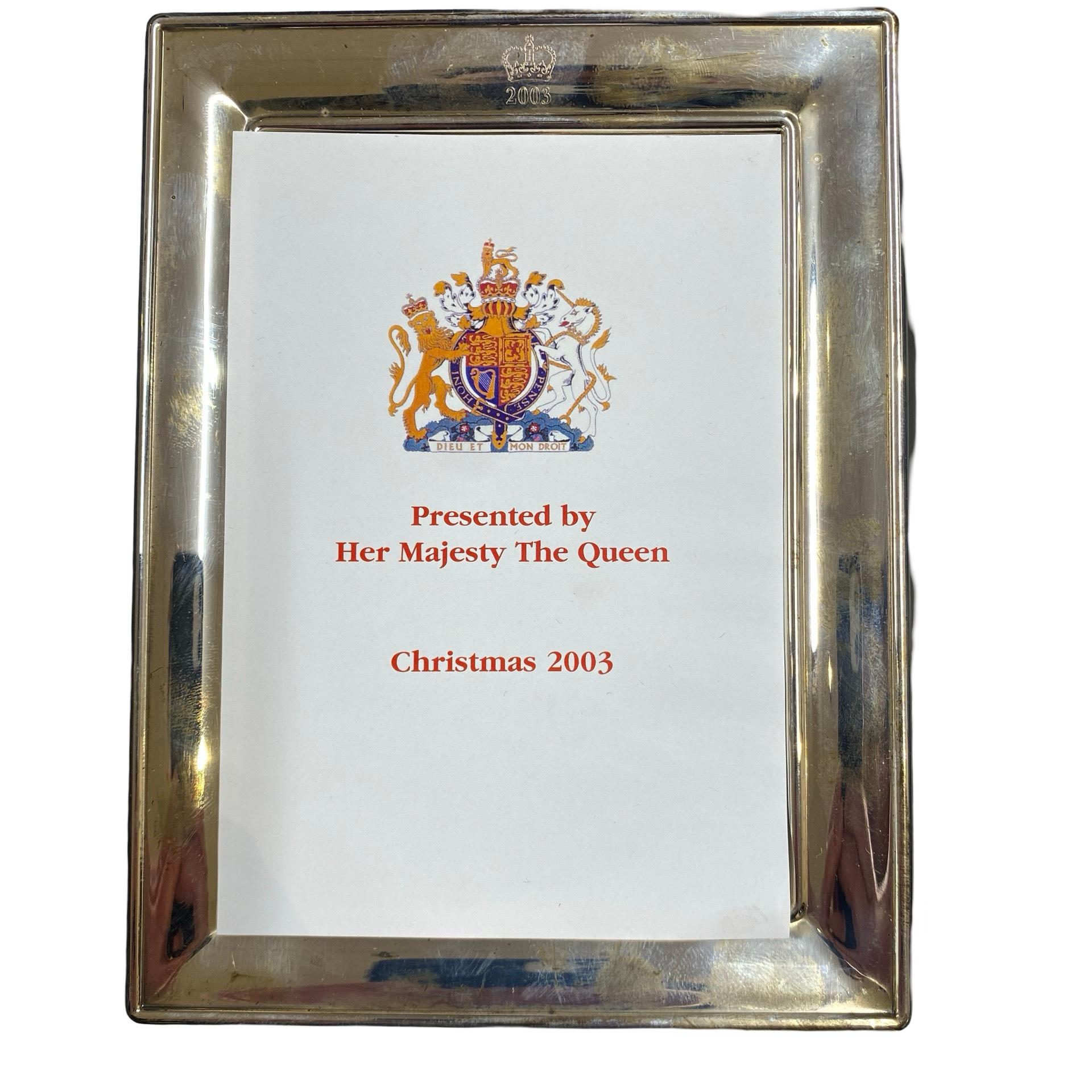 Portafoto in argento Queen Elizabeth II Household Staff Regalo di Natale in vendita 2