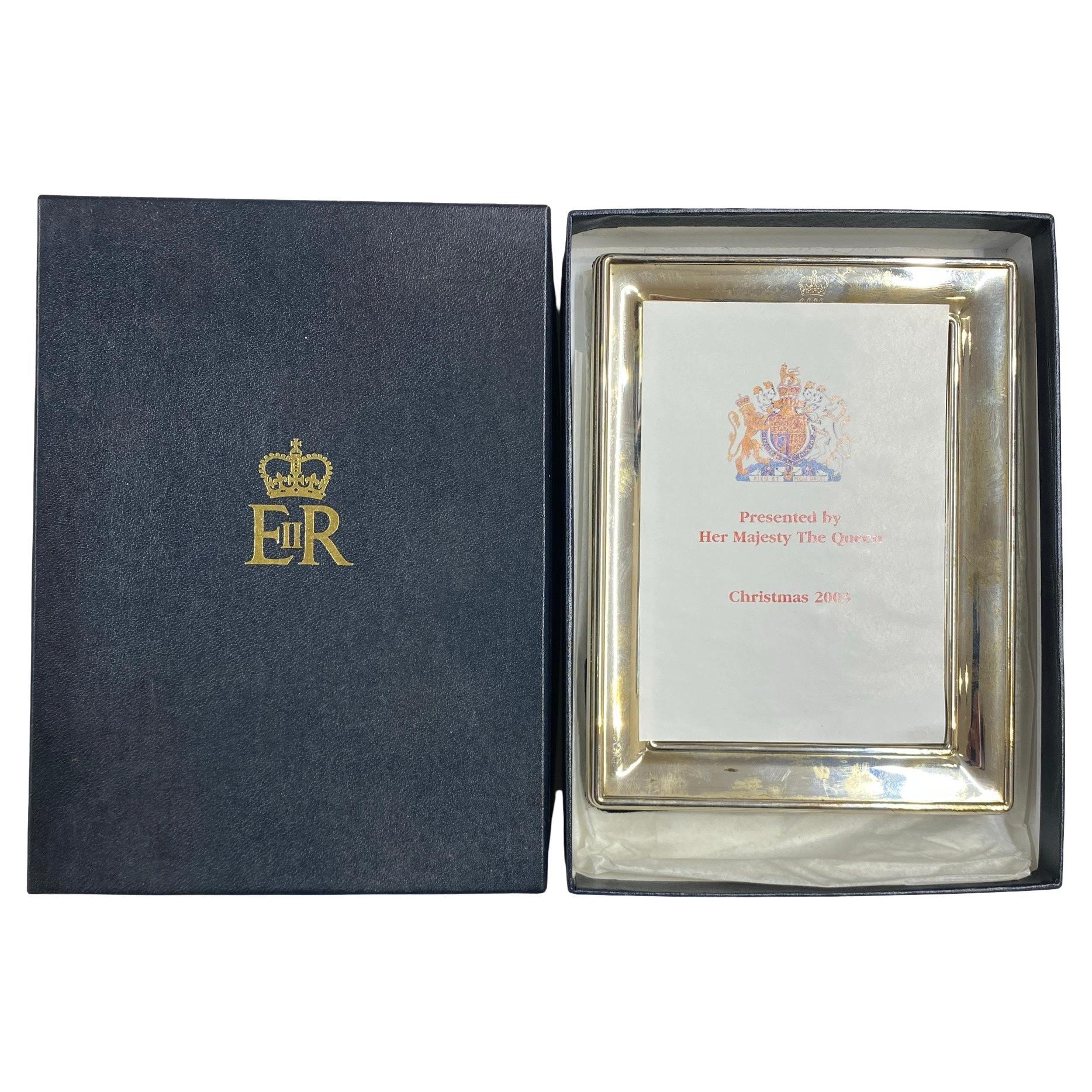 Portafoto in argento Queen Elizabeth II Household Staff Regalo di Natale in vendita
