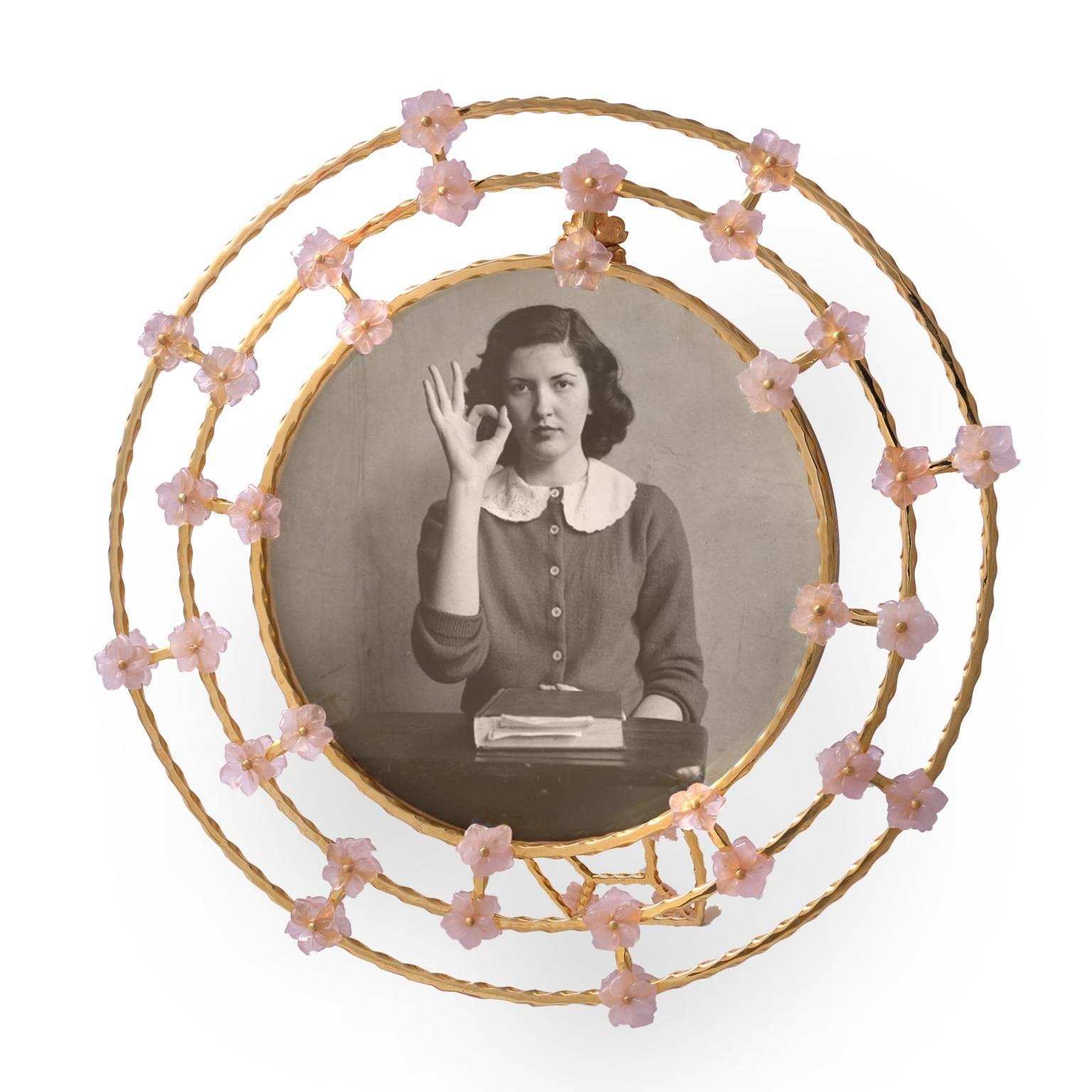 Cadre photo en argent avec fleurs en quartz rose, Gratitude Round en vente 2