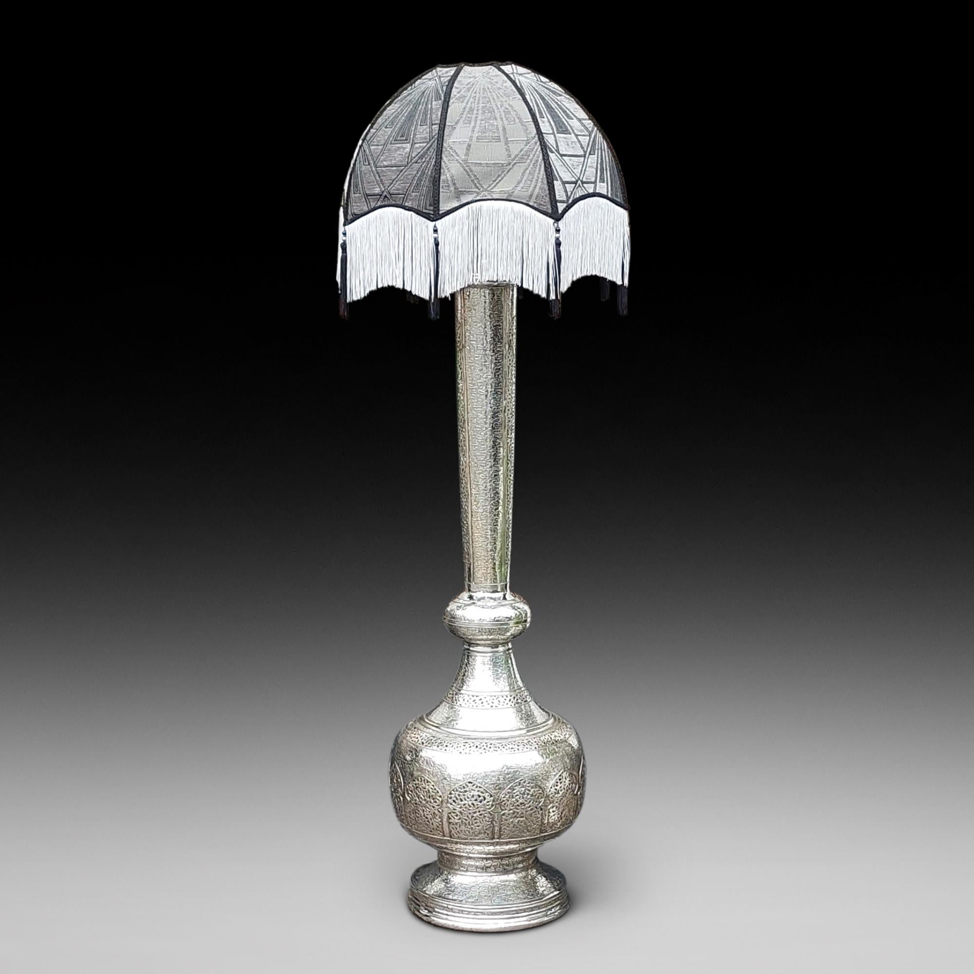 Grande lampada standard persiana in rame argentato traforato e goffrato, di forma bulbosa con pannelli ad arco traforati e base circolare - 22