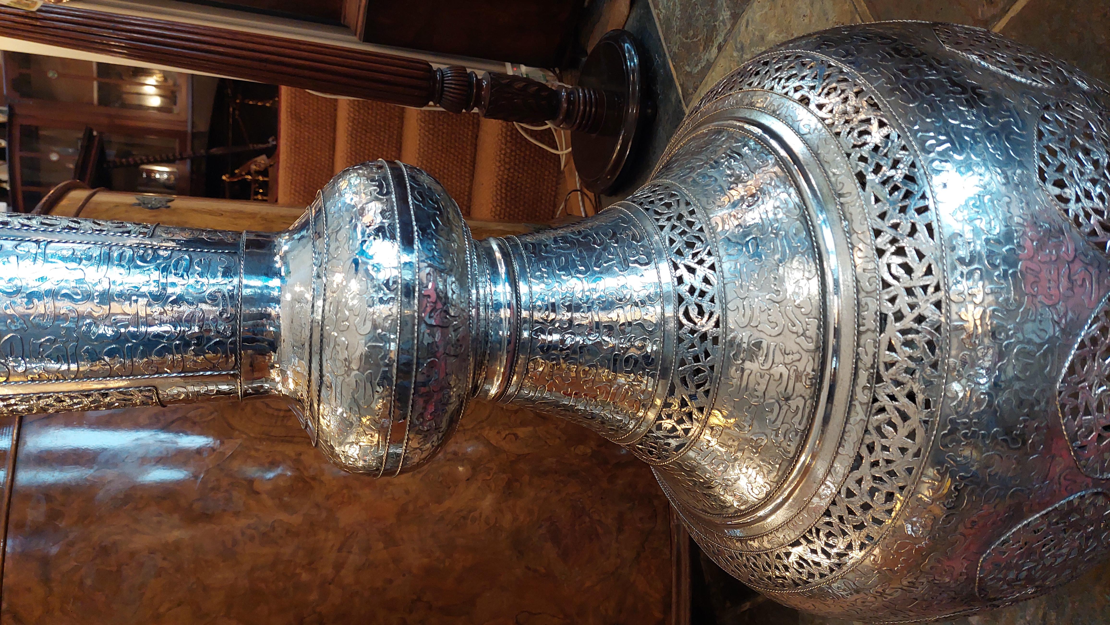 XX secolo Lampada standard persiana traforata e goffrata in argento in vendita