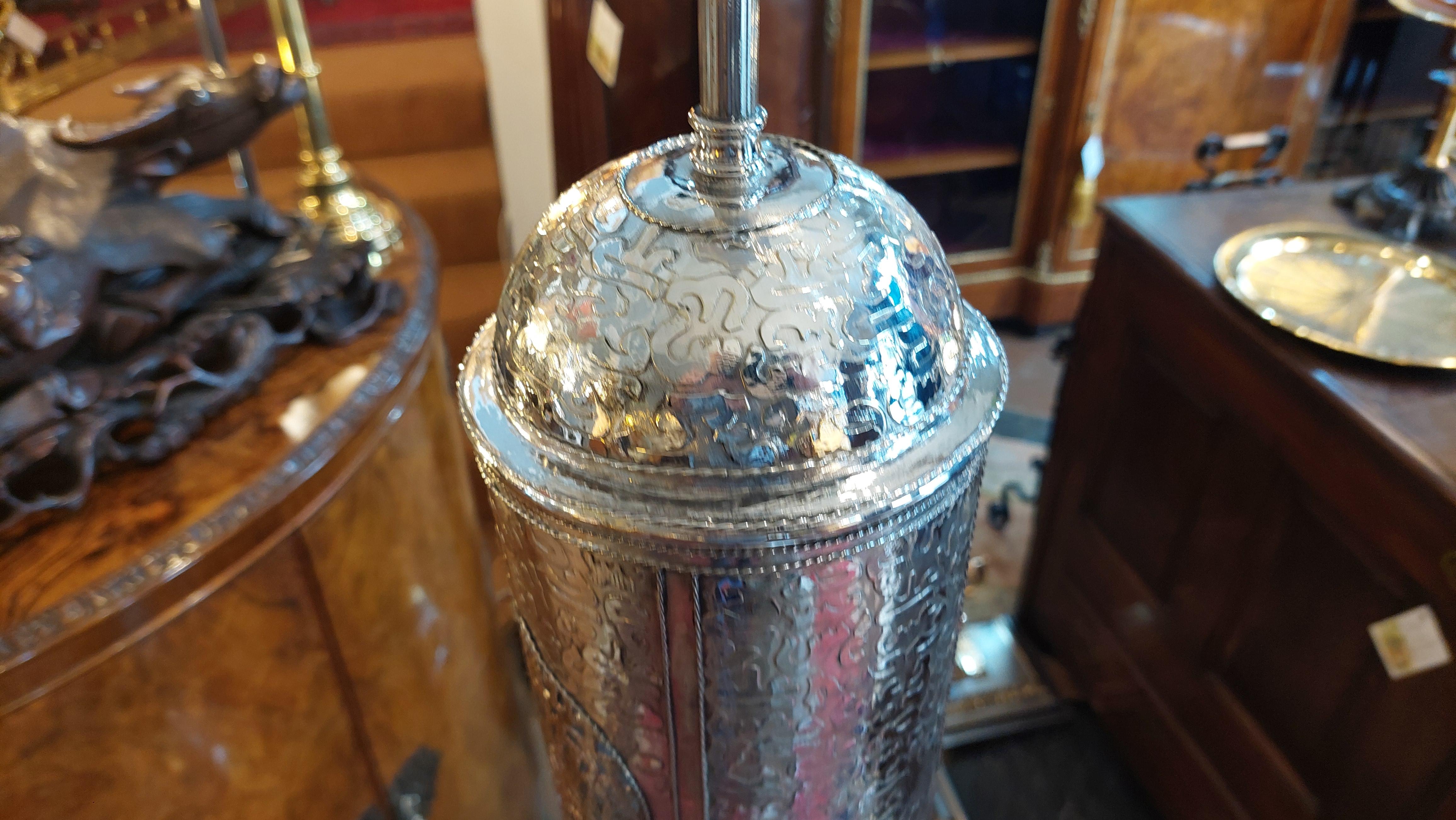 Lampada standard persiana traforata e goffrata in argento in vendita 1