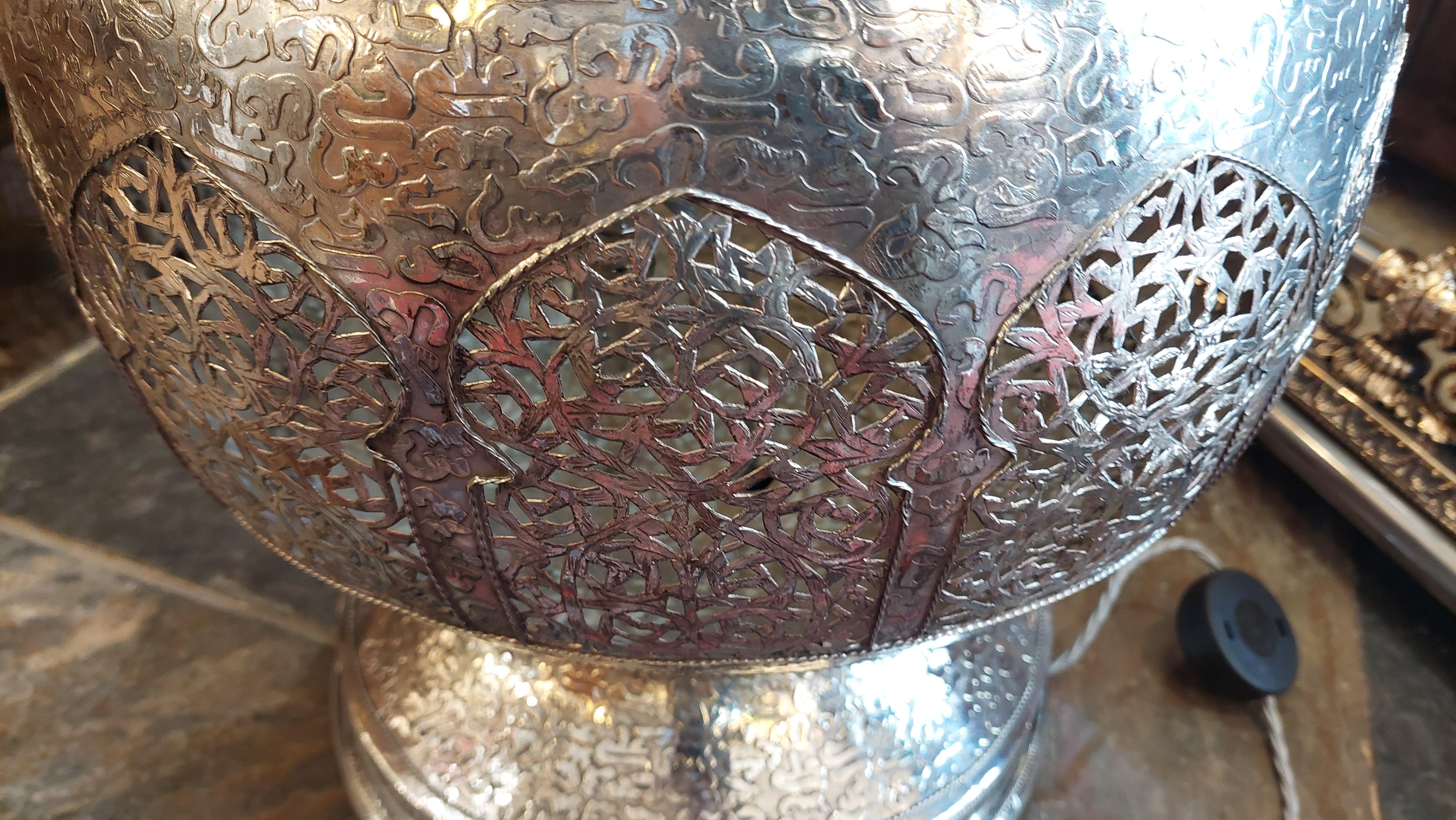 Lampada standard persiana traforata e goffrata in argento in vendita 2