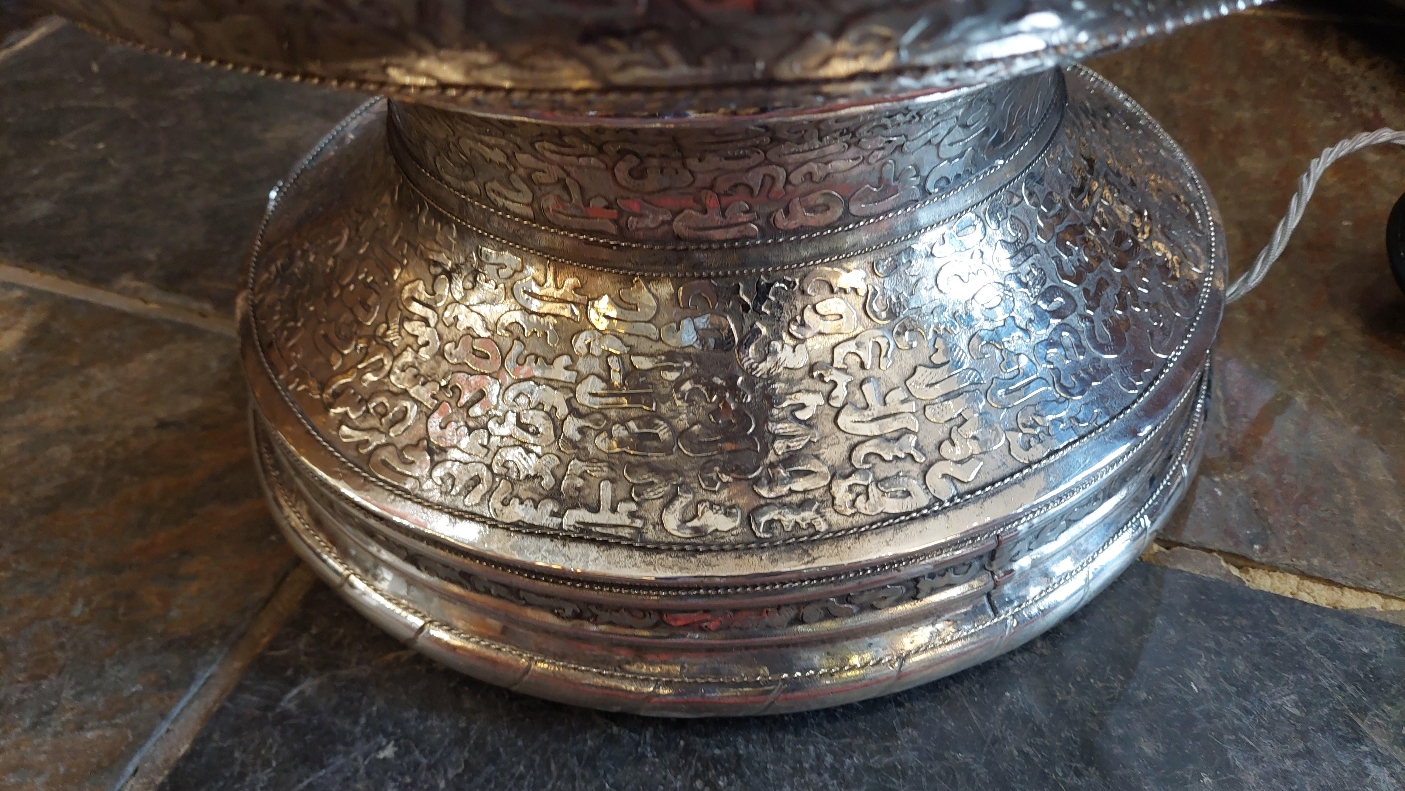 Lampada standard persiana traforata e goffrata in argento in vendita 3