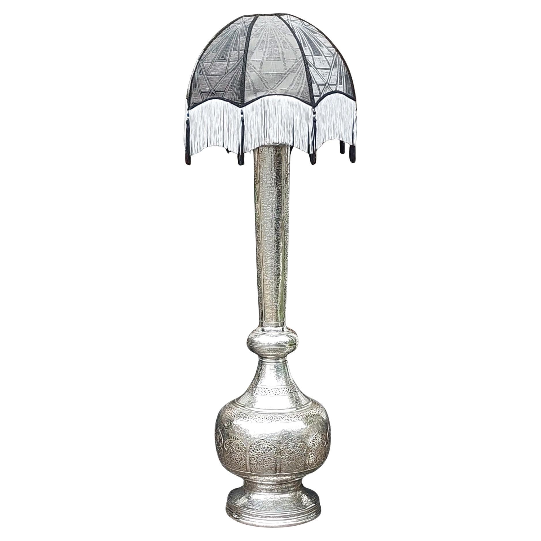 Lampada standard persiana traforata e goffrata in argento in vendita
