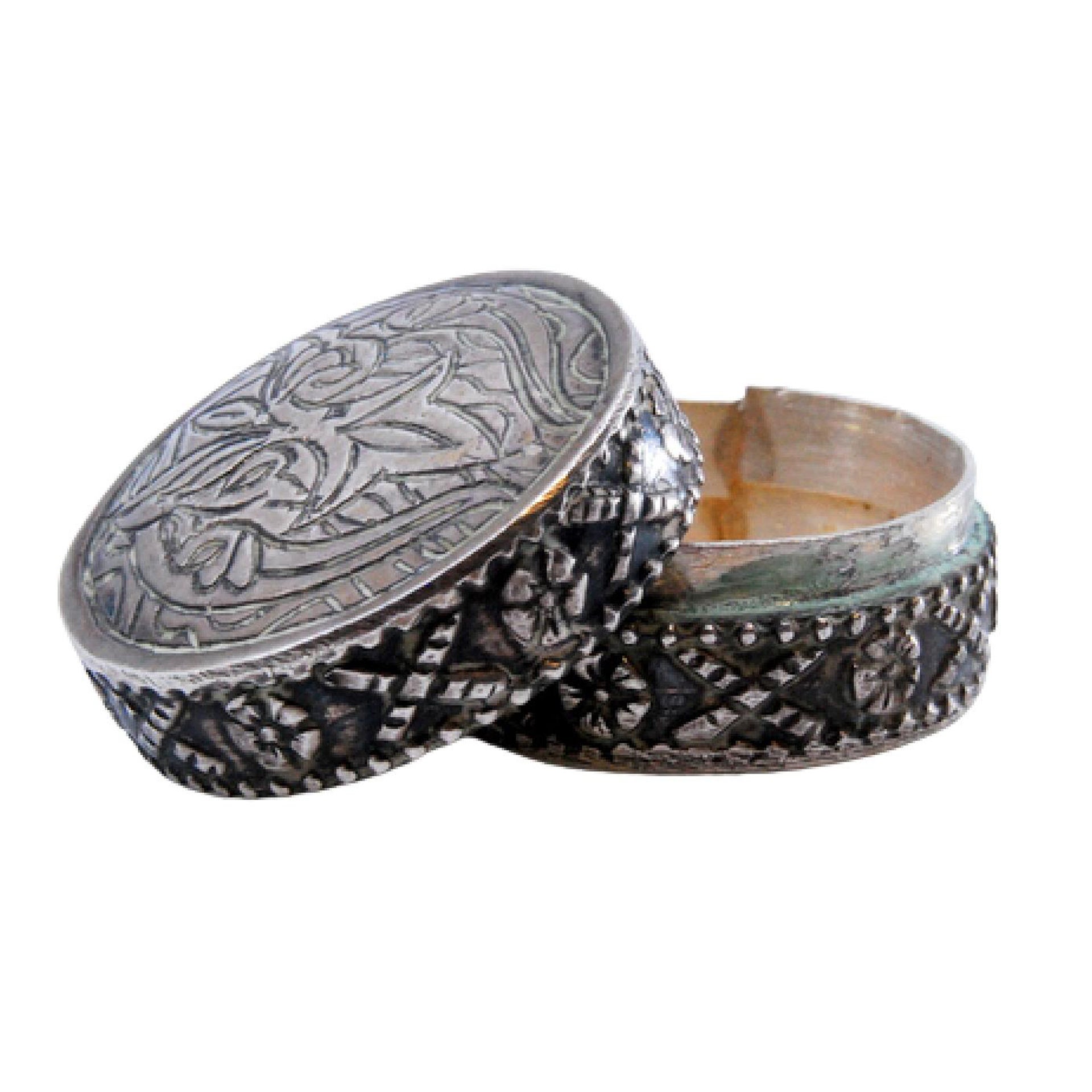 Silver pill box w/ circular shape
relief, w/ engraving on the removable lid